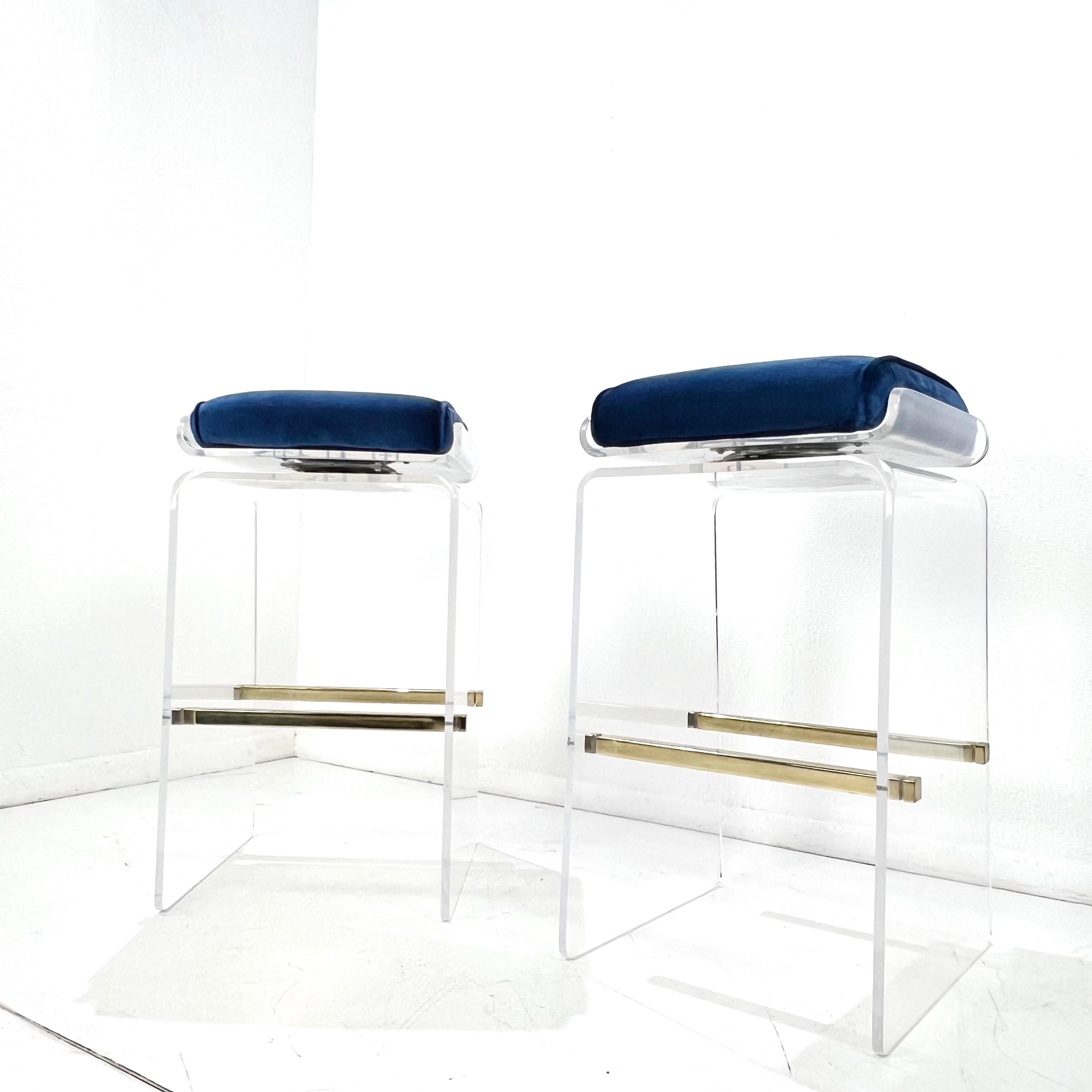 Fine XX secolo Coppia di sgabelli girevoli a cascata in lucite di Charles Hollis Jones in vendita