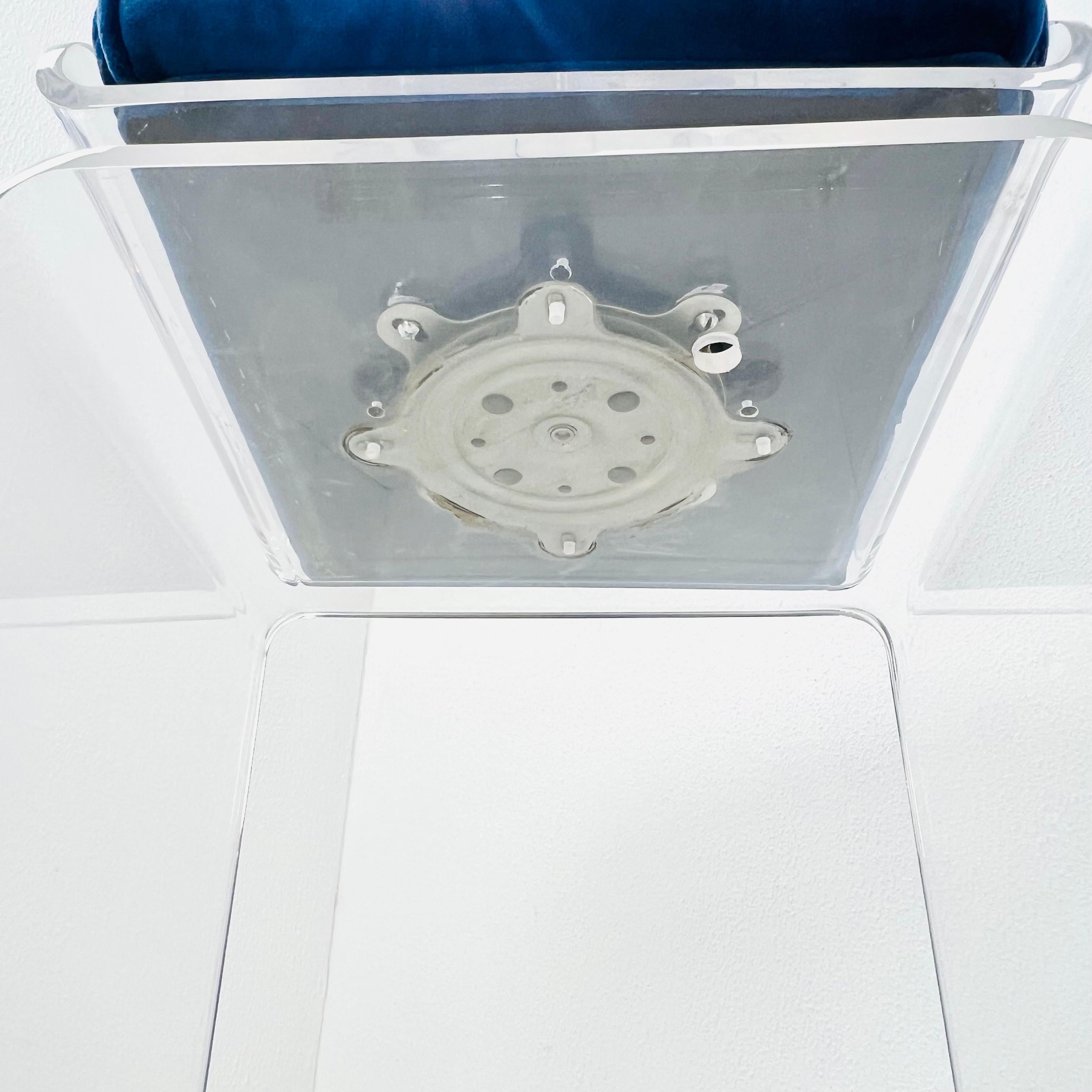 Ottone Coppia di sgabelli girevoli a cascata in lucite di Charles Hollis Jones in vendita