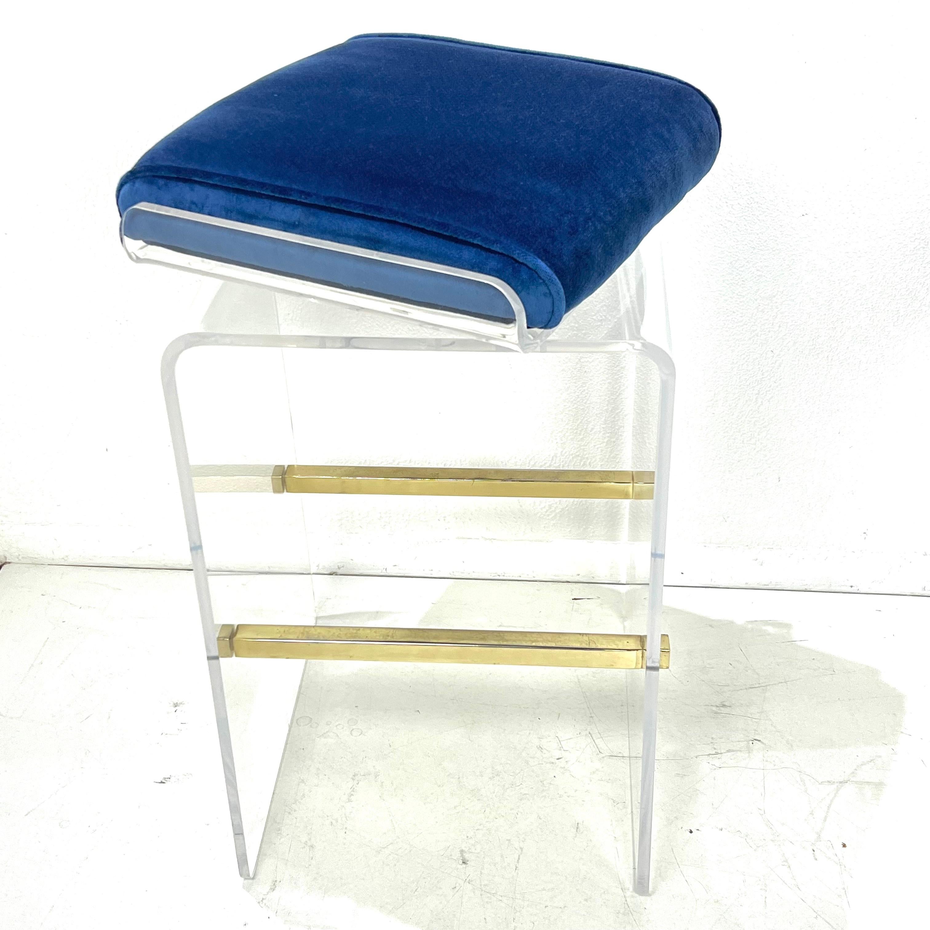 Coppia di sgabelli girevoli a cascata in lucite di Charles Hollis Jones in vendita 1