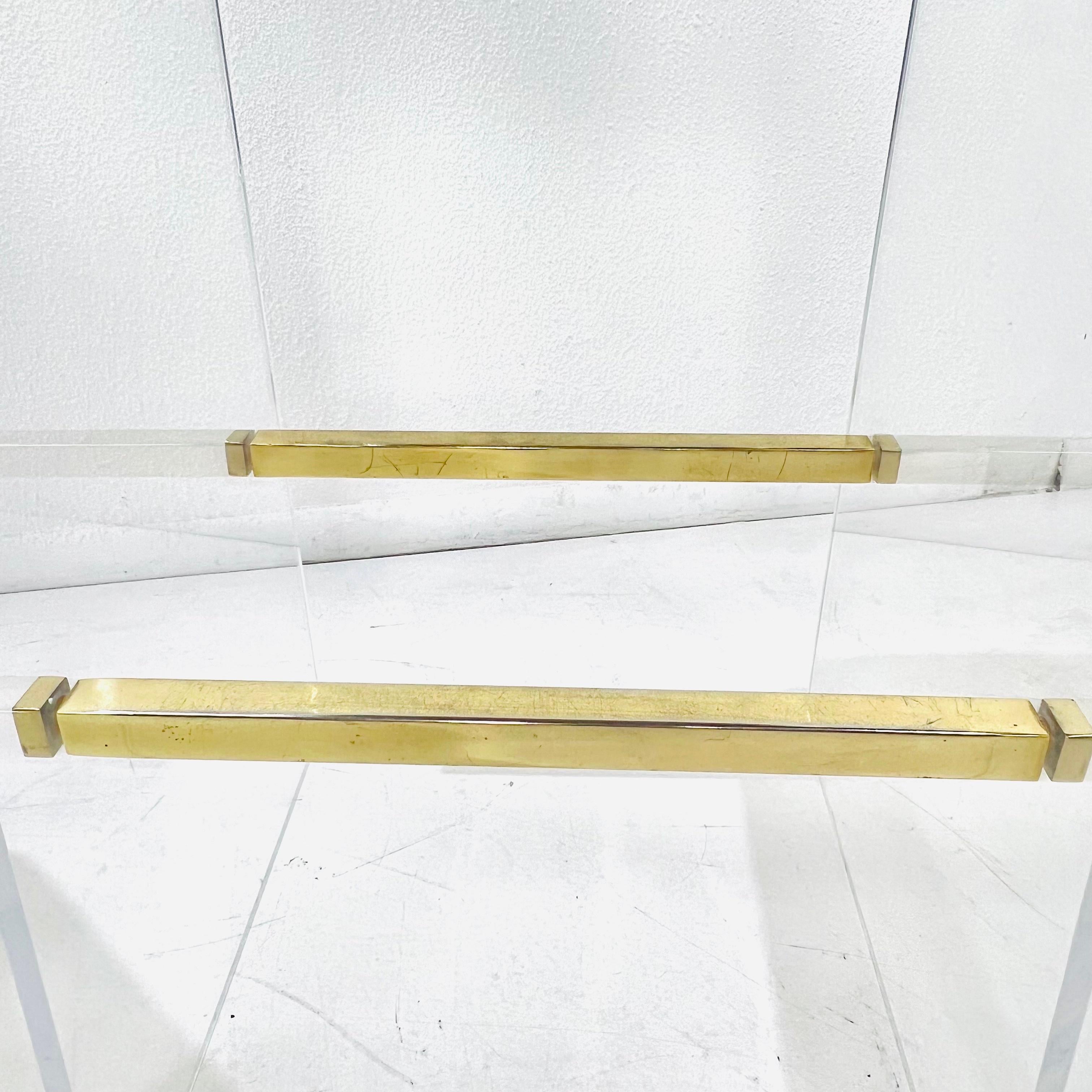 Coppia di sgabelli girevoli a cascata in lucite di Charles Hollis Jones in vendita 2