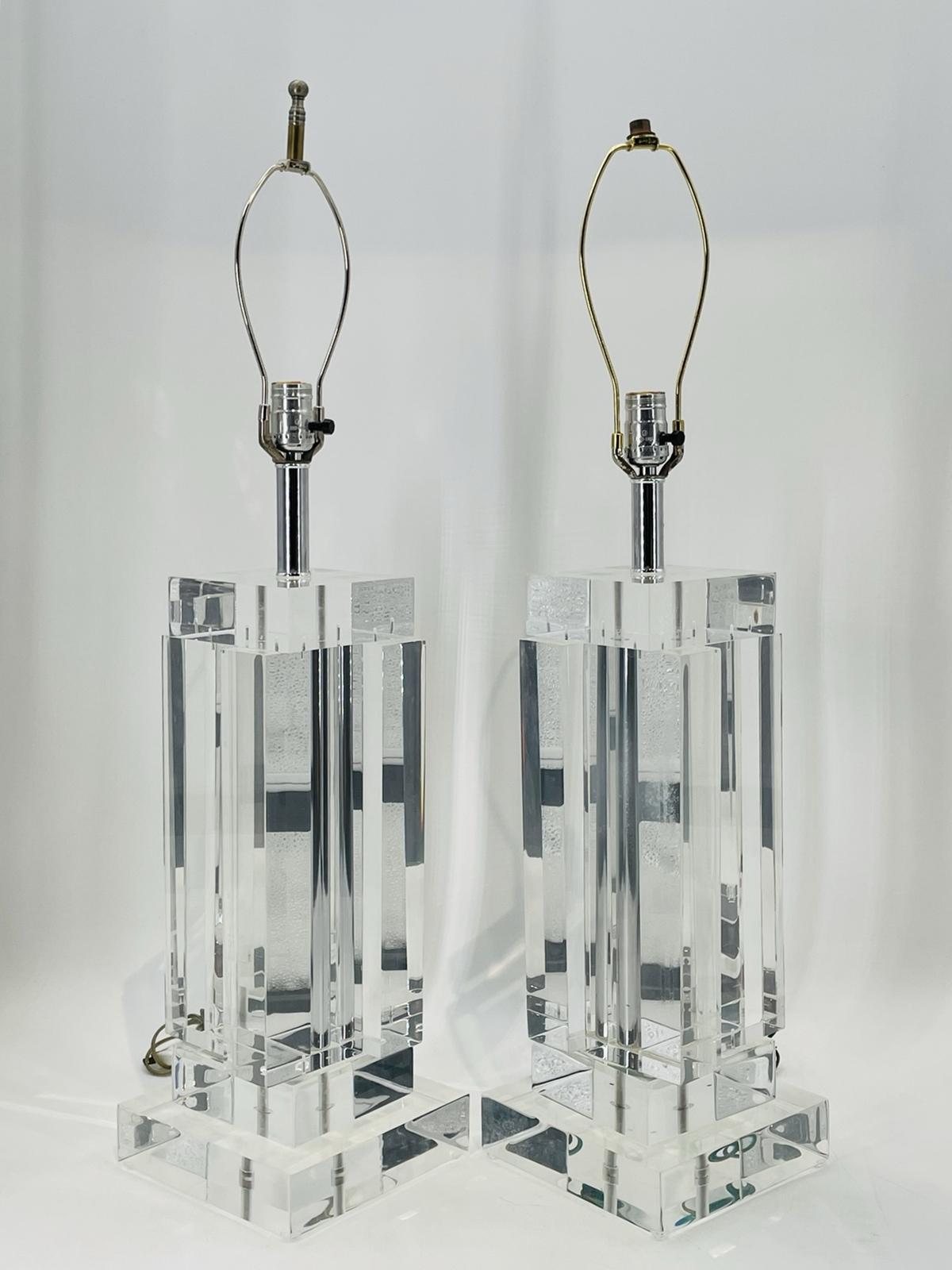 Paar Lucite-Tischlampen im Stil von „Les Presmatiques“ (Ende des 20. Jahrhunderts) im Angebot