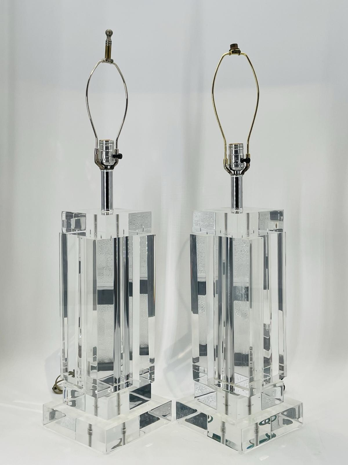 Fin du 20e siècle Paire de lampes de table en lucite attribuée à « Les Presmatiques » en vente