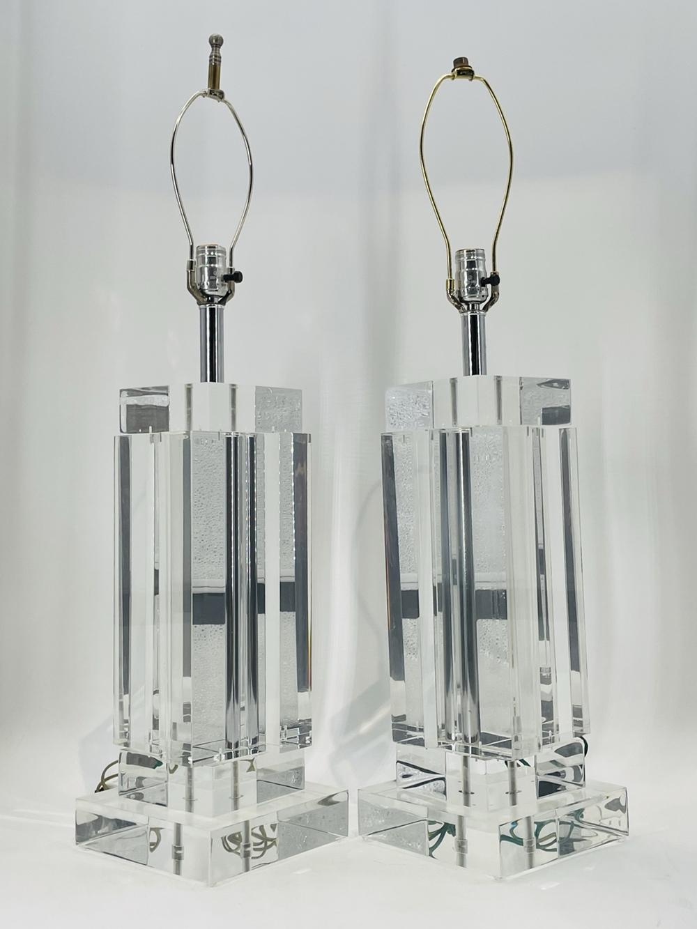 Paar Lucite-Tischlampen im Stil von „Les Presmatiques“ (Chrom) im Angebot