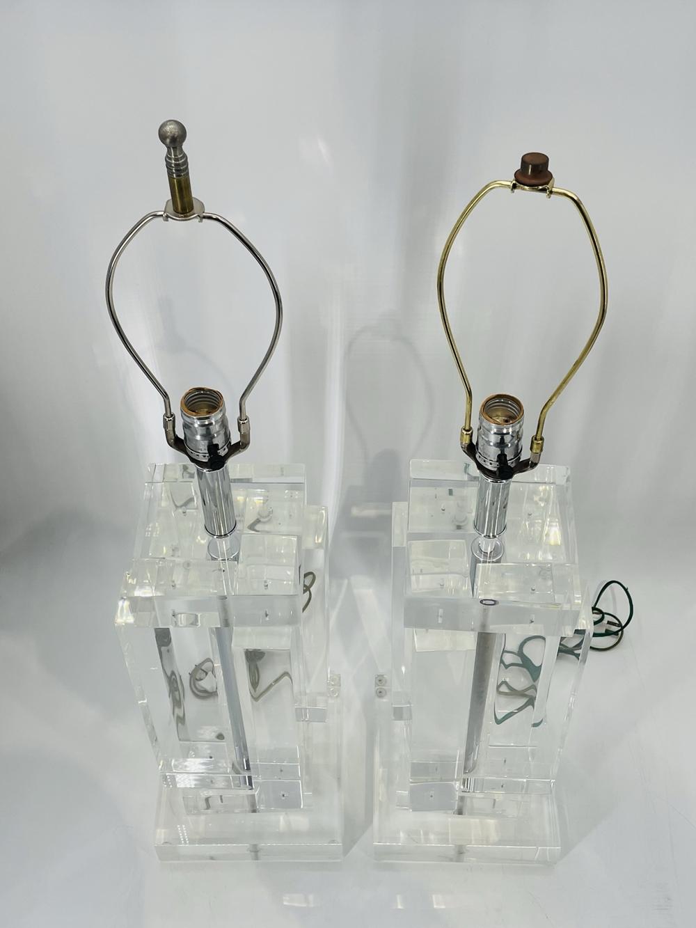 Paar Lucite-Tischlampen im Stil von „Les Presmatiques“ im Angebot 1