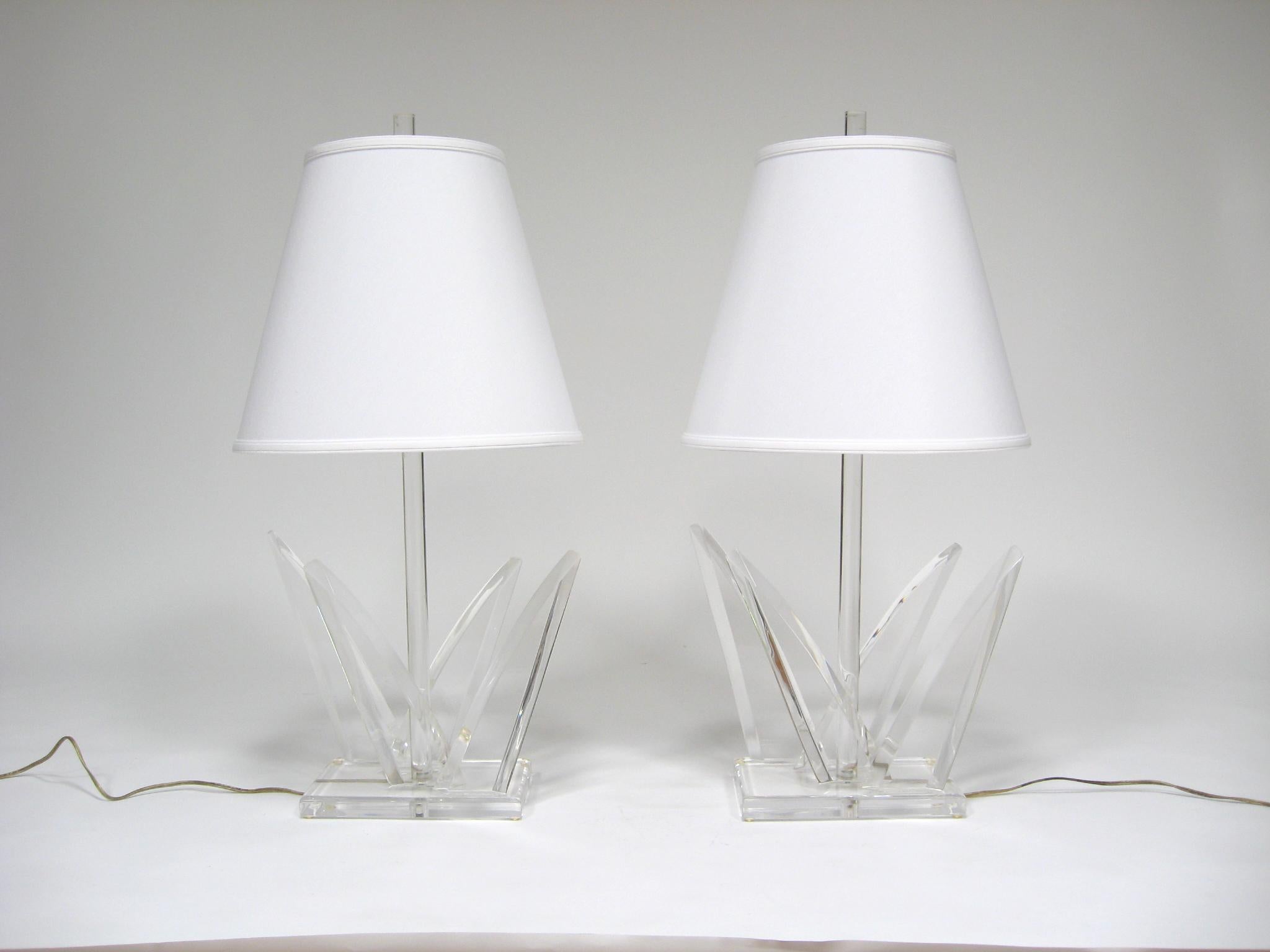 Paar Lucite-Tischlampen von Van Teal im Angebot 2