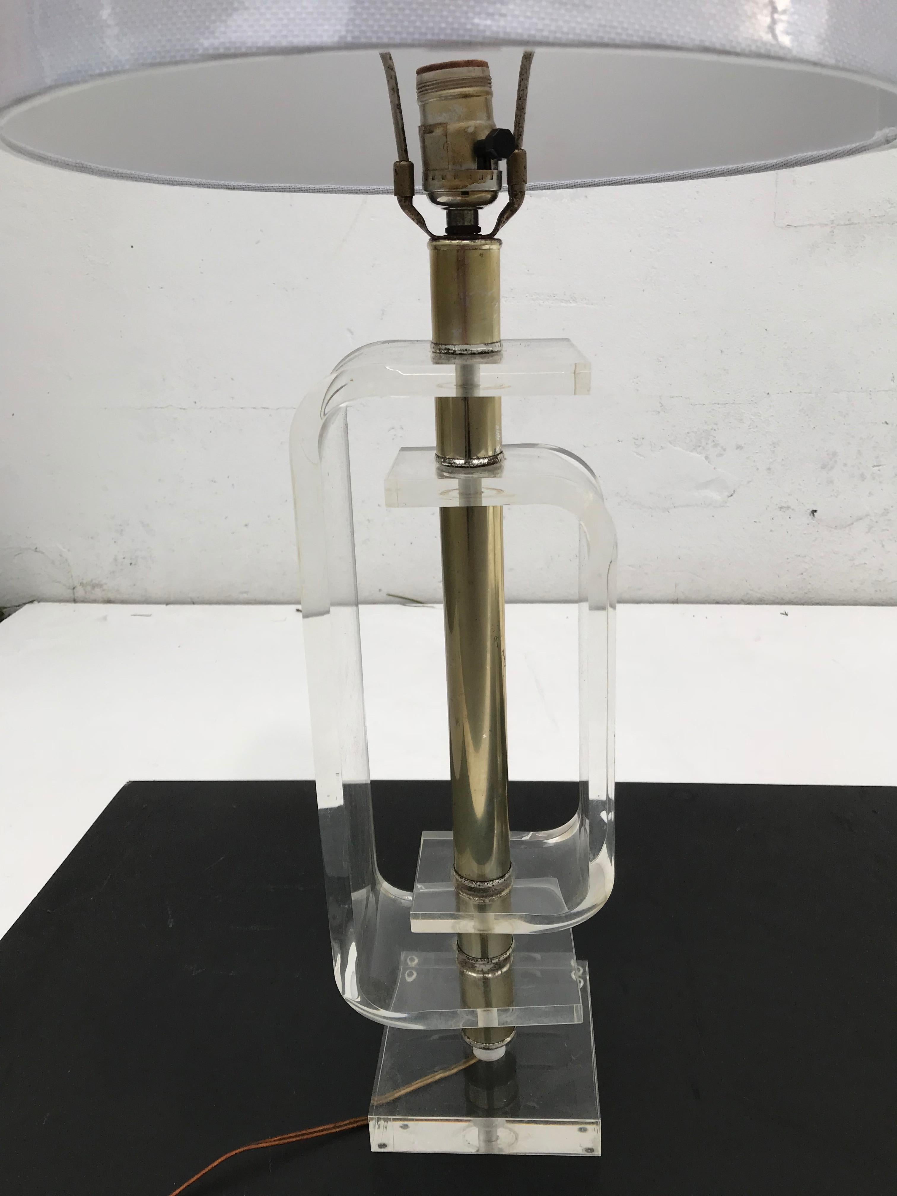 Hervorragendes Paar Lucite-Lampen, Vintage Miami Maker von 1970
1 Glühbirne, max. 60 Watt
Maße mit Schirm: 30 