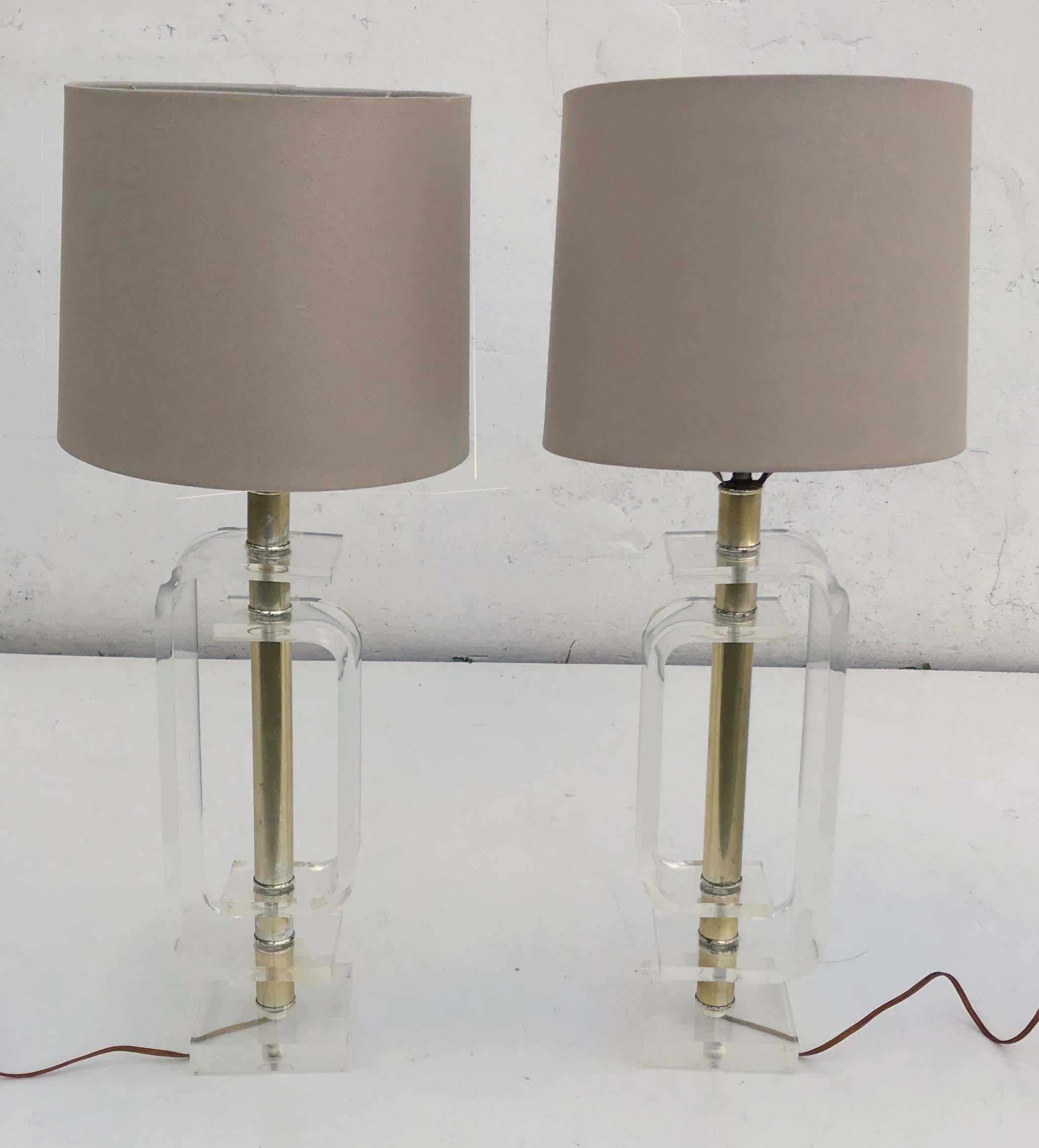 Paire de lampes de table en lucite Bon état - En vente à Miami, FL