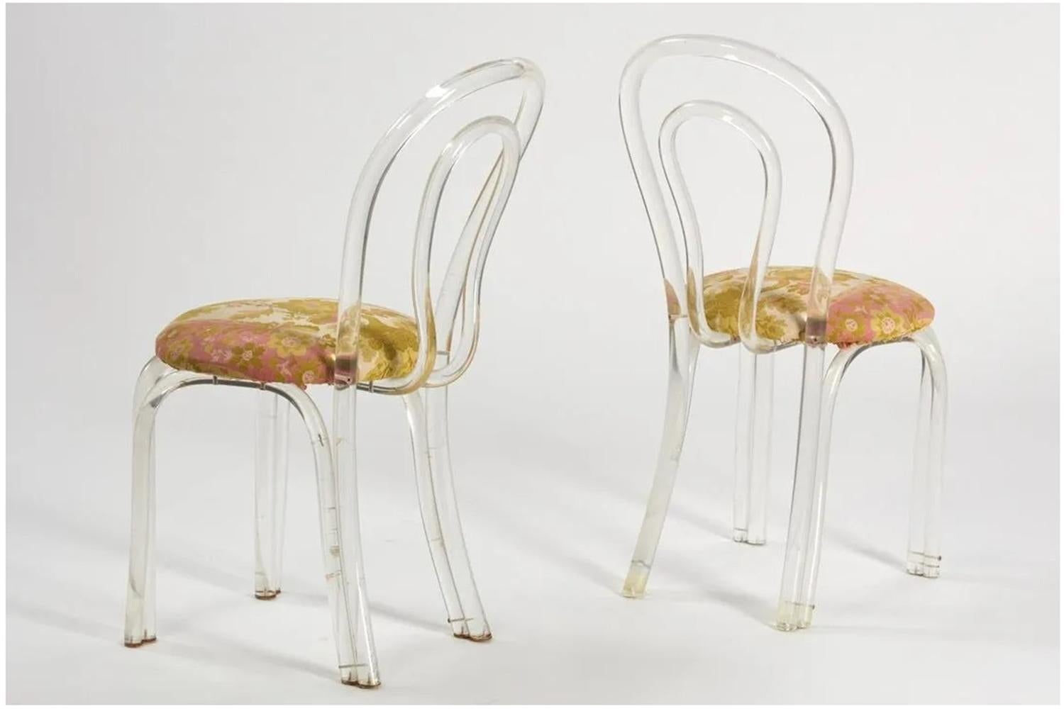 Pair of Lucite Vanity/Side Chairs in the Style of Dorothy Thorpe In Good Condition For Sale In Los Angeles, CA