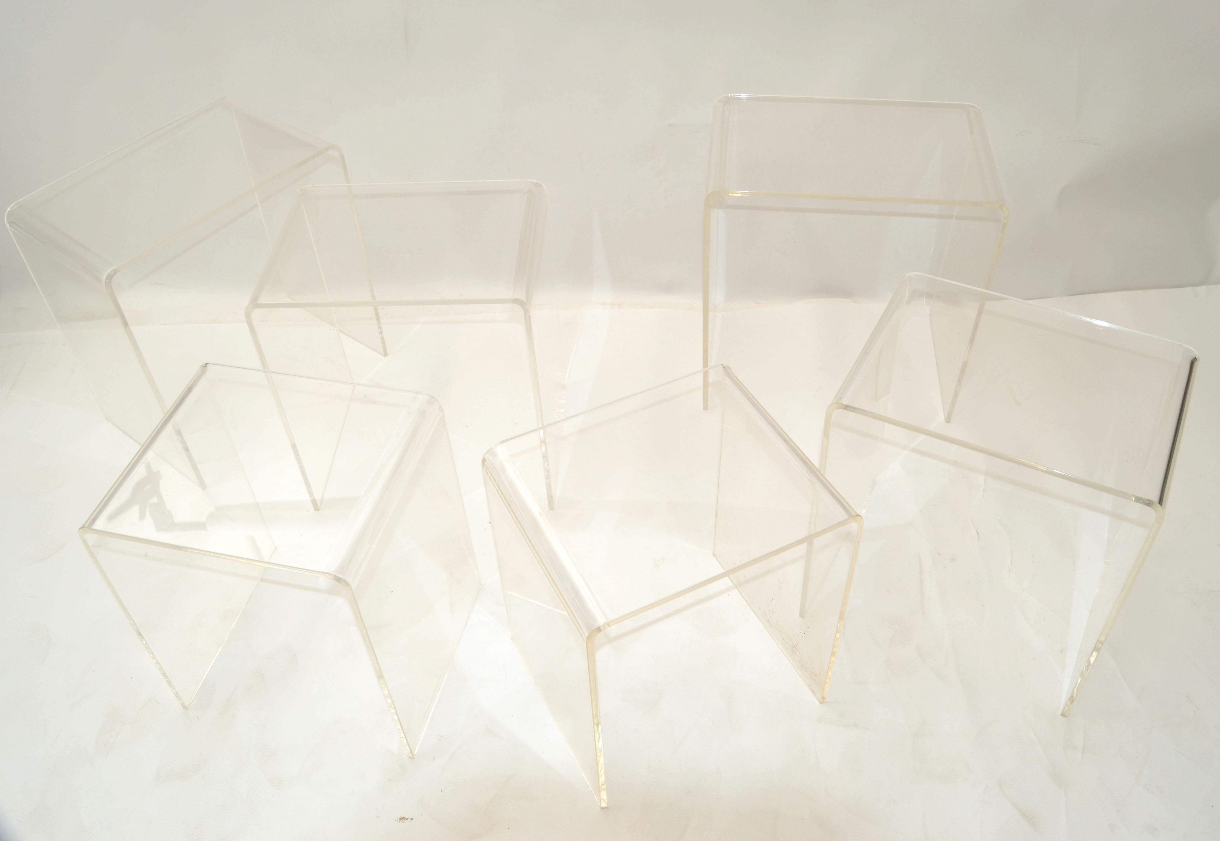 Pair of Lucite Waterfall Nesting Tables / Stacking Tables, Stools, Set of 3 In Good Condition For Sale In Miami, FL