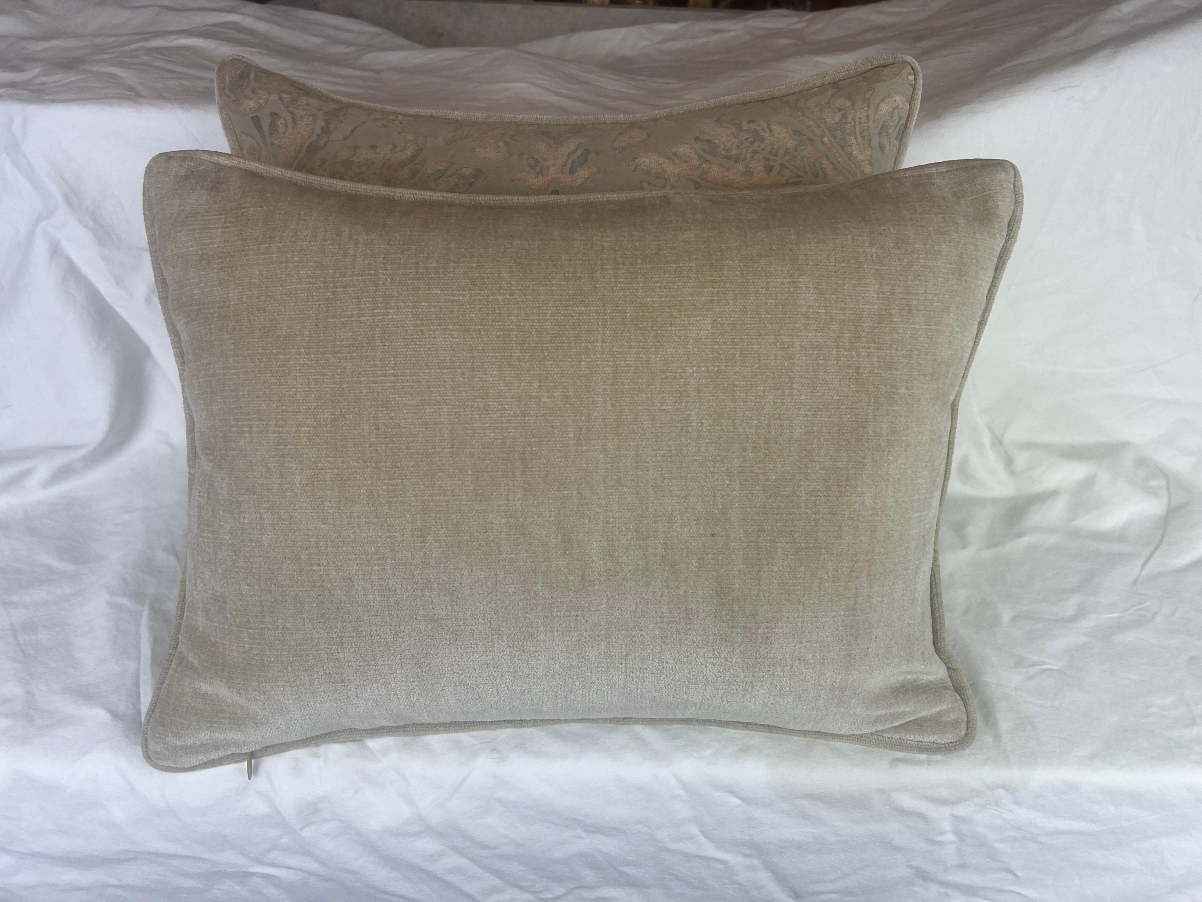 Contemporary Pair of Lucrenzia Patterned Fortuny Pillows For Sale