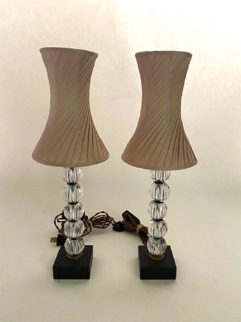 Inglese Coppia di lampade a sfera Mimi in cristallo trasparente di Lucy Cope con paralumi in seta Sweetie Dove in vendita