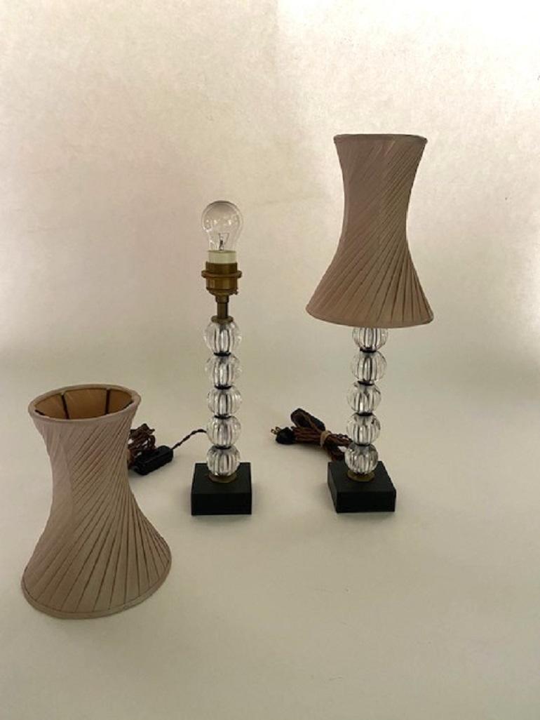 XXI secolo e contemporaneo Coppia di lampade a sfera Mimi in cristallo trasparente di Lucy Cope con paralumi in seta Sweetie Dove in vendita