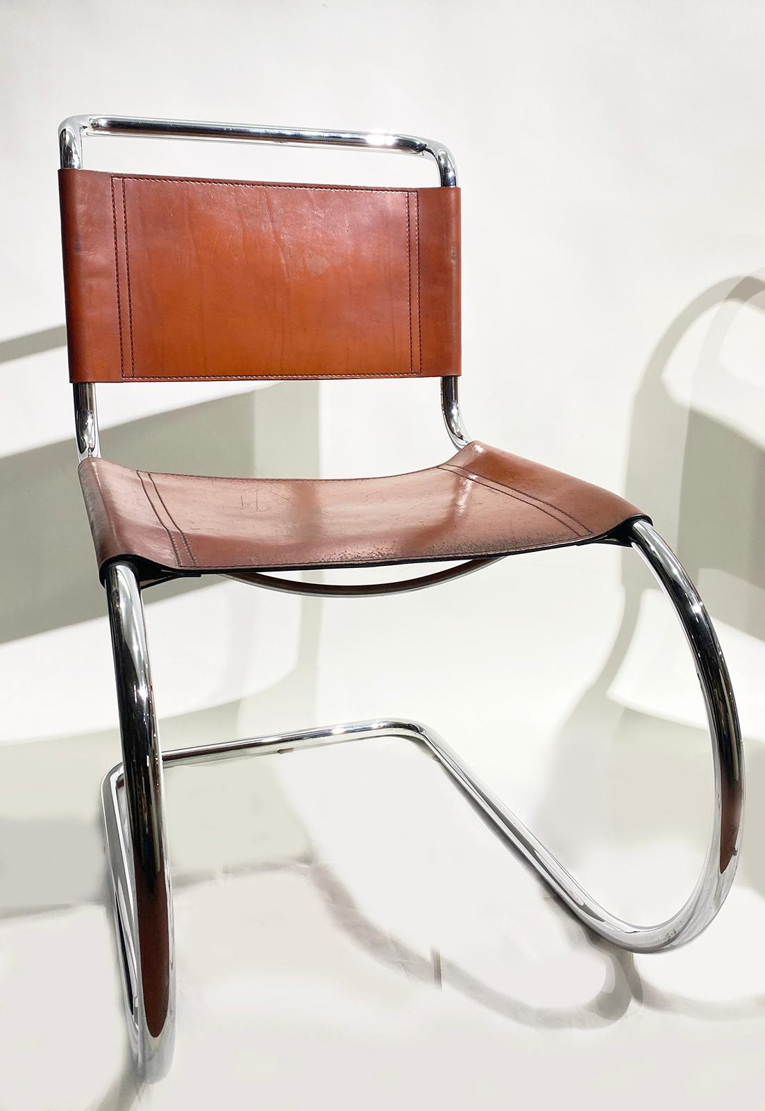 Ensemble de deux chaises cantilever MR10 par Ludwig Mies Van der Rohe pour Thonet, du mouvement Bauhaus.
Cadre en tube d'acier chromé incurvé, offrant une flexibilité à l'ensemble de la chaise.
Assise et dossier entièrement en cuir de couleur brun