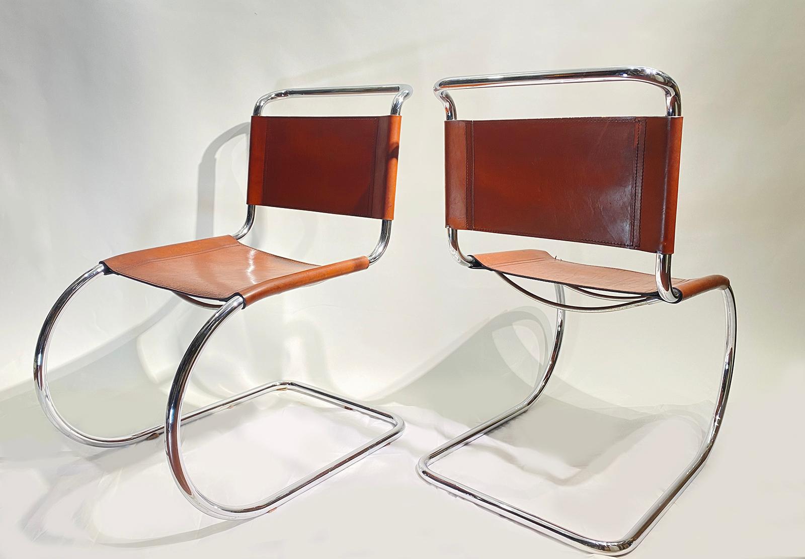 Bauhaus Paire de chaises cantilever Mr10 en cuir de Ludwig Mies van der Rohe, pour Thonet