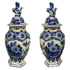 Paar Lue- und weiße Delfter Vasen mit Deckeln