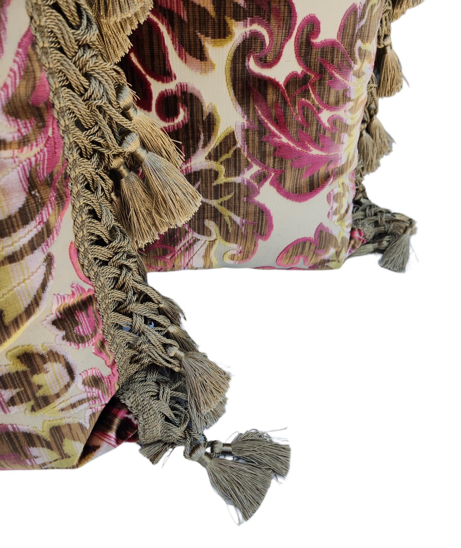 3 paires disponibles.  Magnifique bordure de glands tressés à la main.  Les couleurs rose et chartreuse se détachent sur un fond ivoire.  Le support est un velours Janet Yonaty doux et verdâtre.
