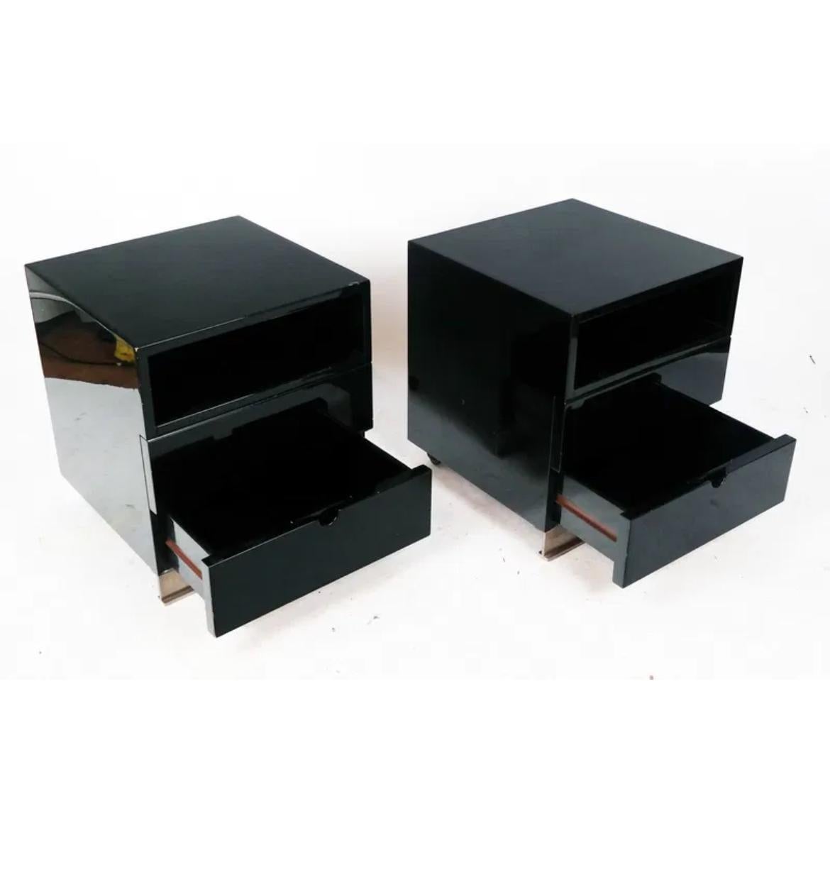 Mid-Century Modern Paire de tables de nuit italiennes en laque noire Luigi Caccia Dominioni en vente