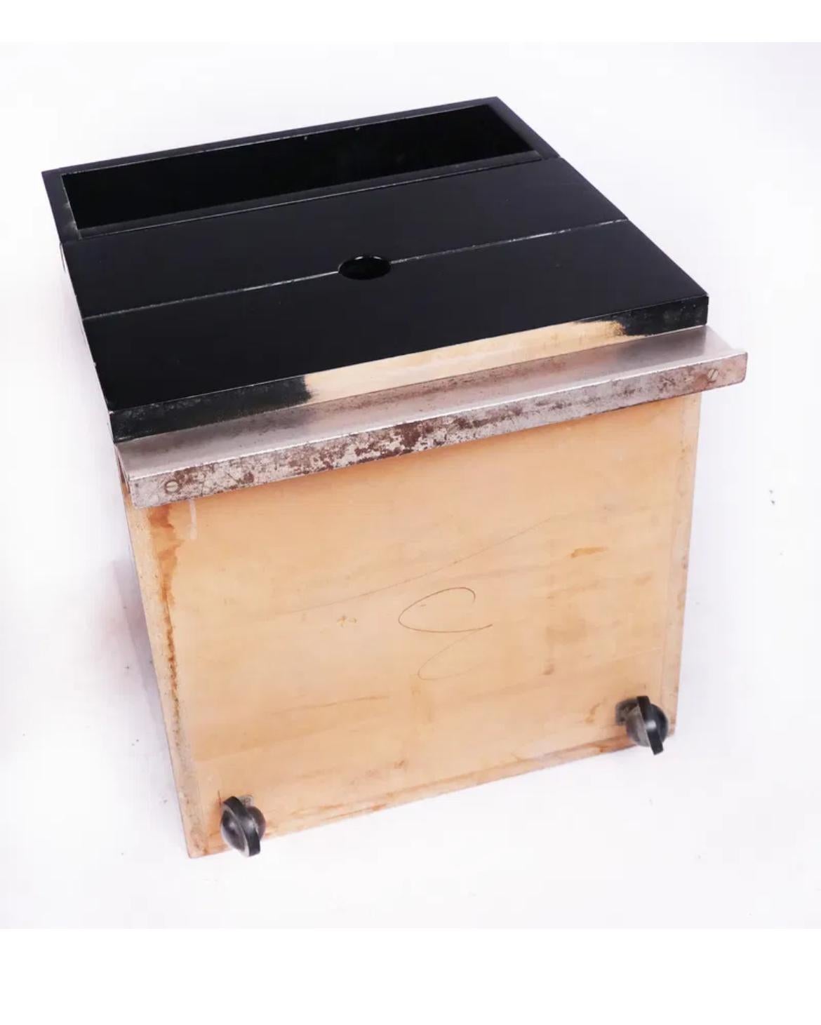 Travail du bois Paire de tables de nuit italiennes en laque noire Luigi Caccia Dominioni en vente