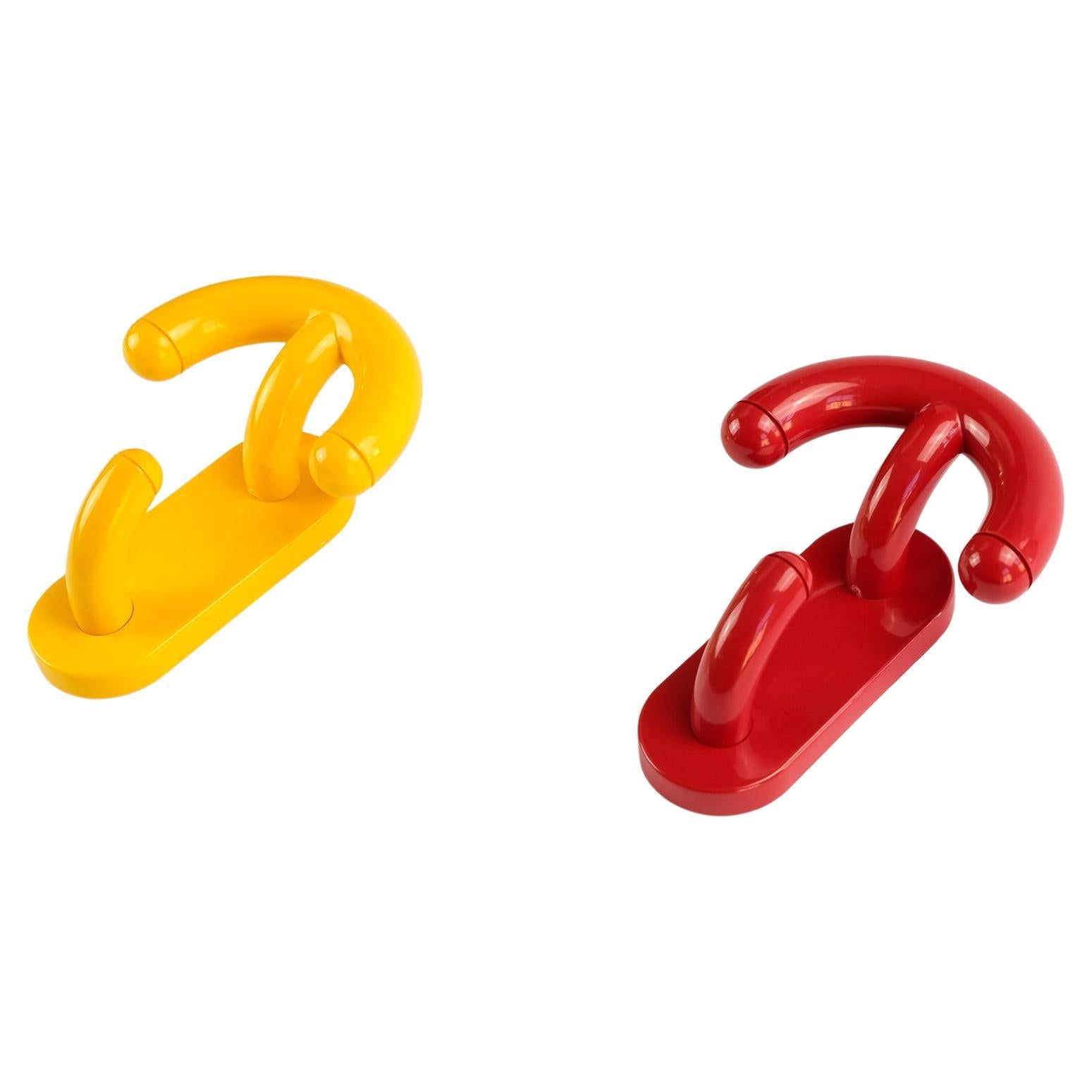 Coppia di appendiabiti/raccoglitori Luigi Caramella "Arco" per Con&Con, Italia anni '70 in vendita