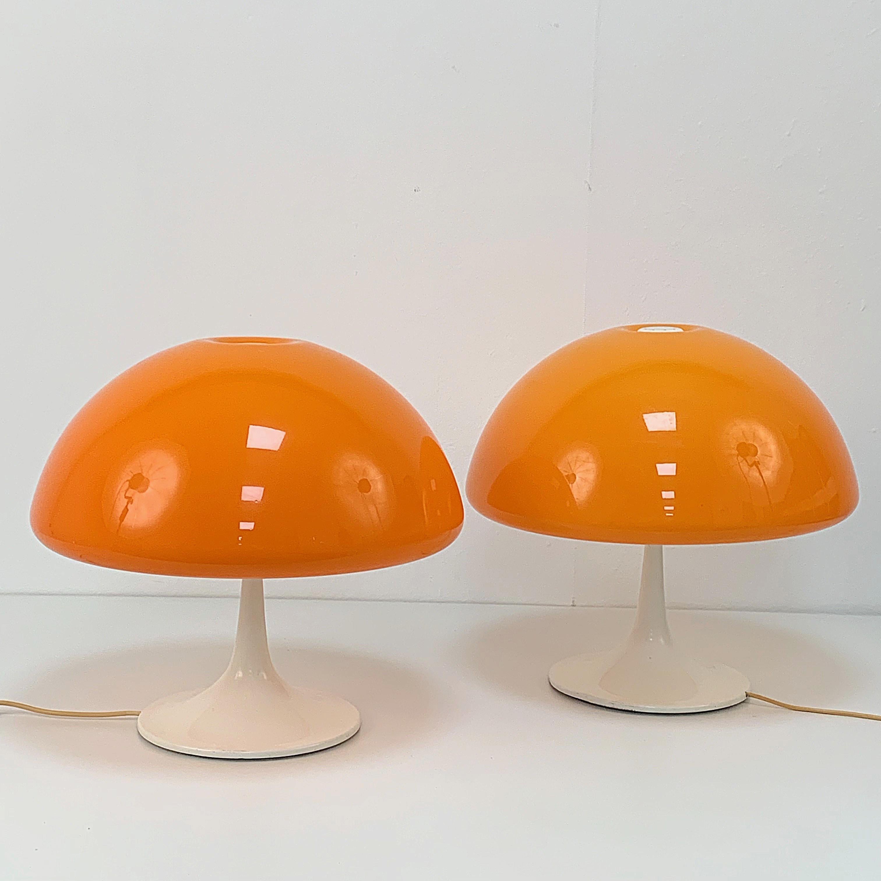 Beautiful pair of table lamps, with a white enameled metal base and a plastic hat.

They are made of plastic (acrylic/methacrylate) and white painted aluminium. 3 Bakelite sockets. They work with 3 E14 bulbs, 3 x 60 watt maximum, 110/220 volt. Any