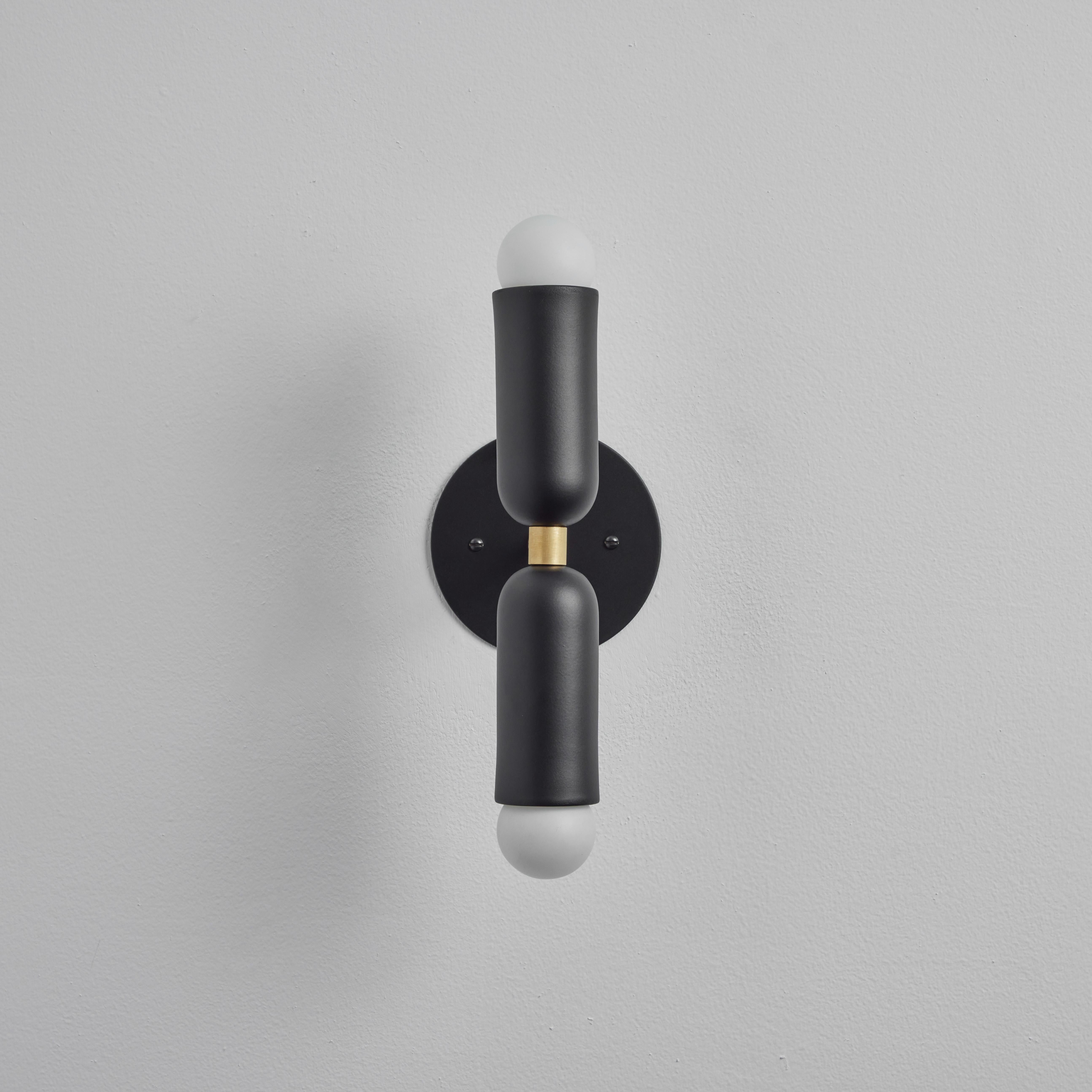 Mid-Century Modern Paire d'appliques 'Lulu' en noir et laiton par Alvaro Benitez en vente