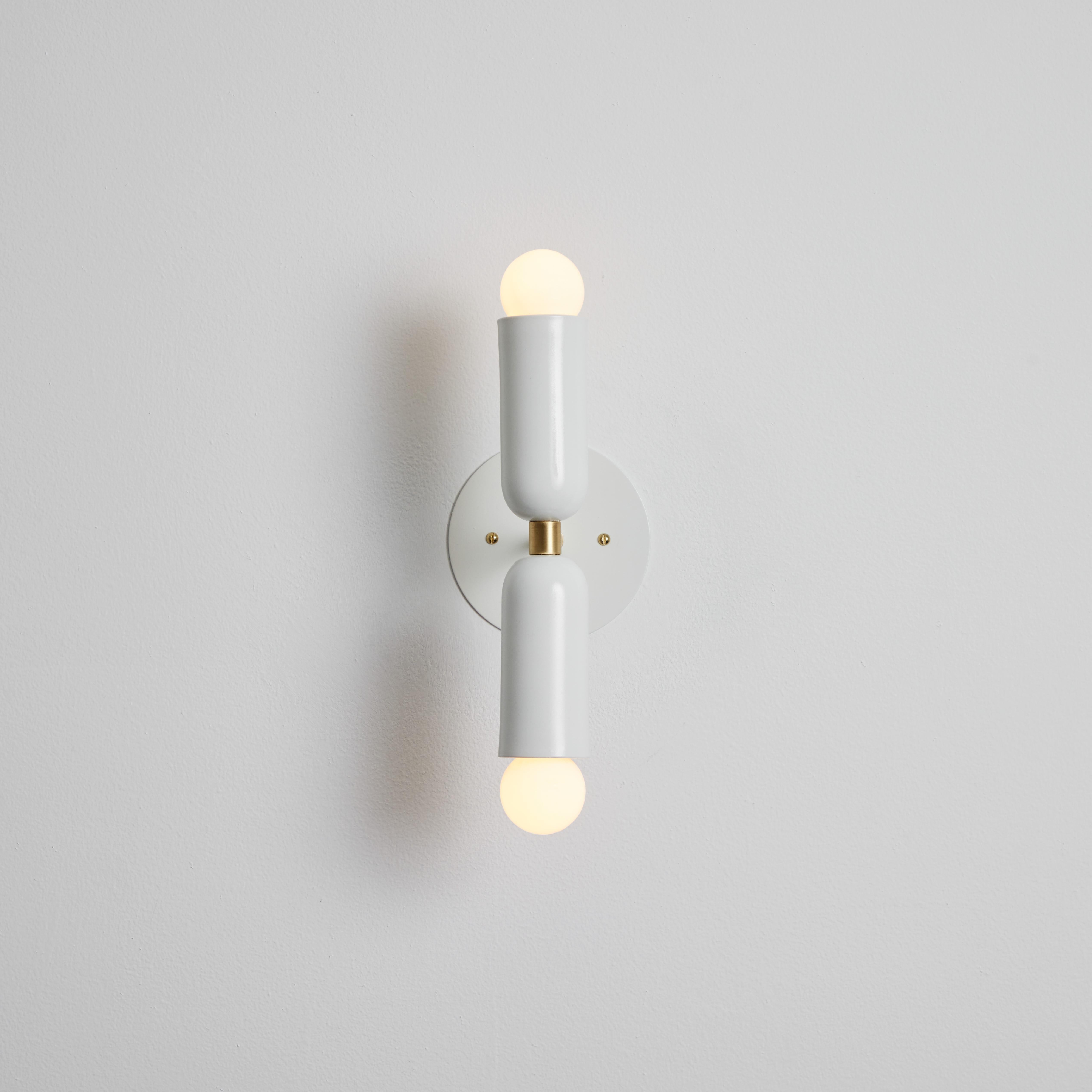 Coppia di applique 'Lulu' in bianco e ottone di Alvaro Benitez in vendita 1