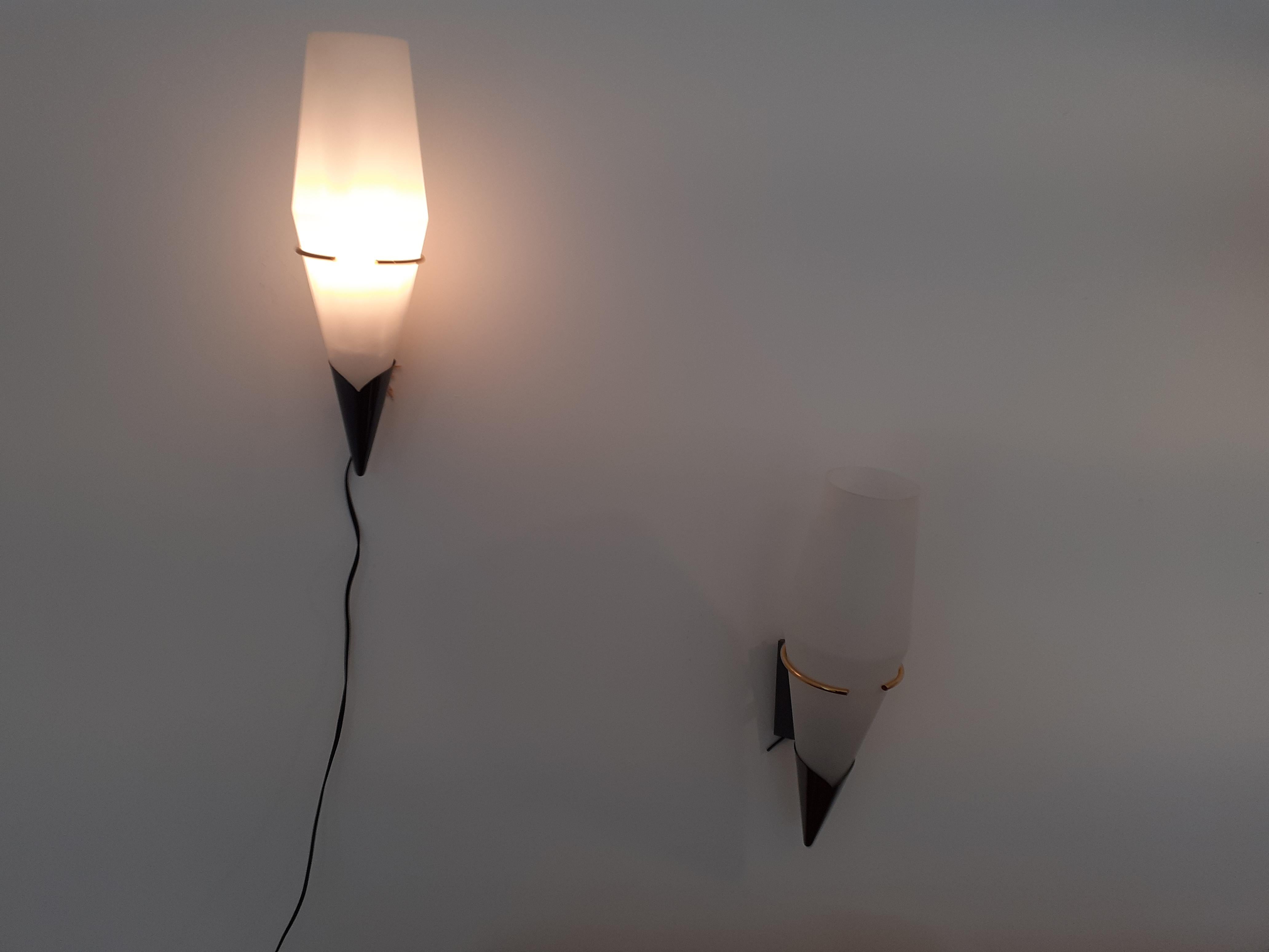 Pair of sconces, in brass, and patinated brass rifle coanon. Opaque glass shade.
Electricity redone to EU standards
French work from Maison Lunel around 1950
Parfait état.
