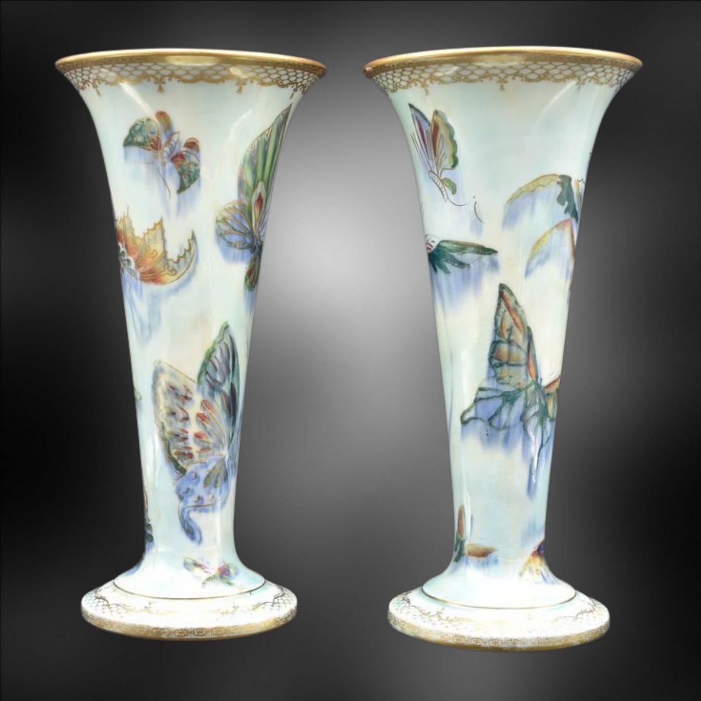 Art déco Paire de vases trompettes lustrées avec papillons. Wedgwood, vers 1925 en vente