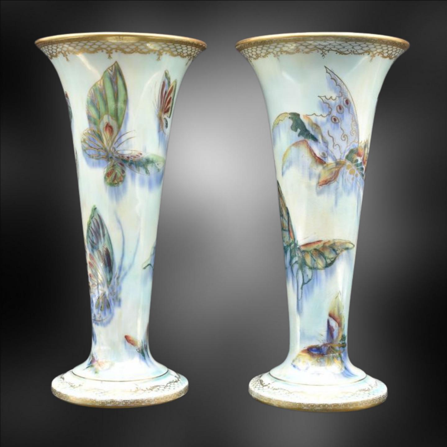 Anglais Paire de vases trompettes lustrées avec papillons. Wedgwood, vers 1925 en vente