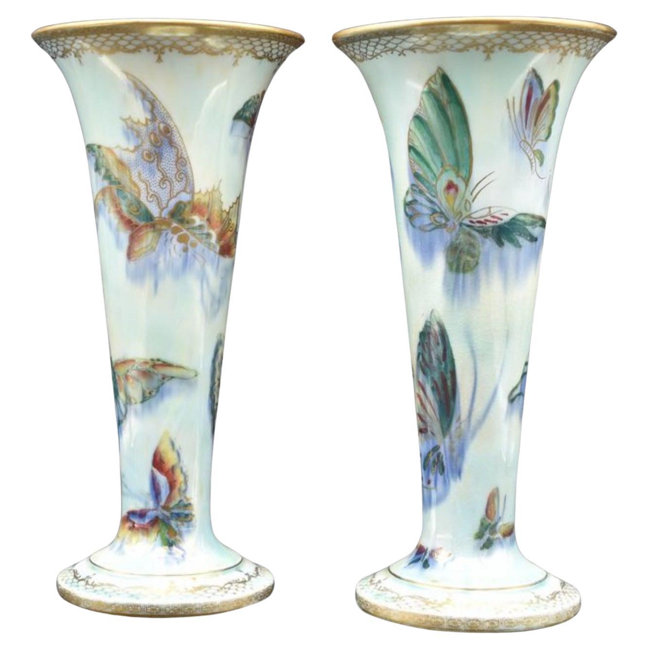 Paire de vases trompettes lustrées avec papillons. Wedgwood, vers 1925 en vente