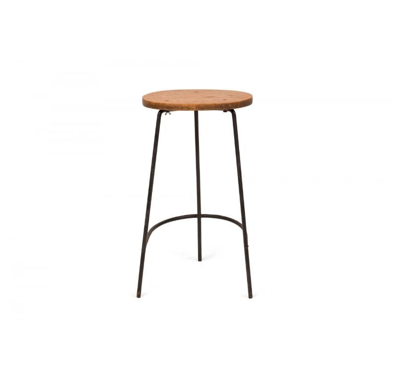 Paar Luther Conover „Horseshoe“ Hufeisen  Metall & Wood Counter Hocker im Zustand „Gut“ im Angebot in Queens, NY