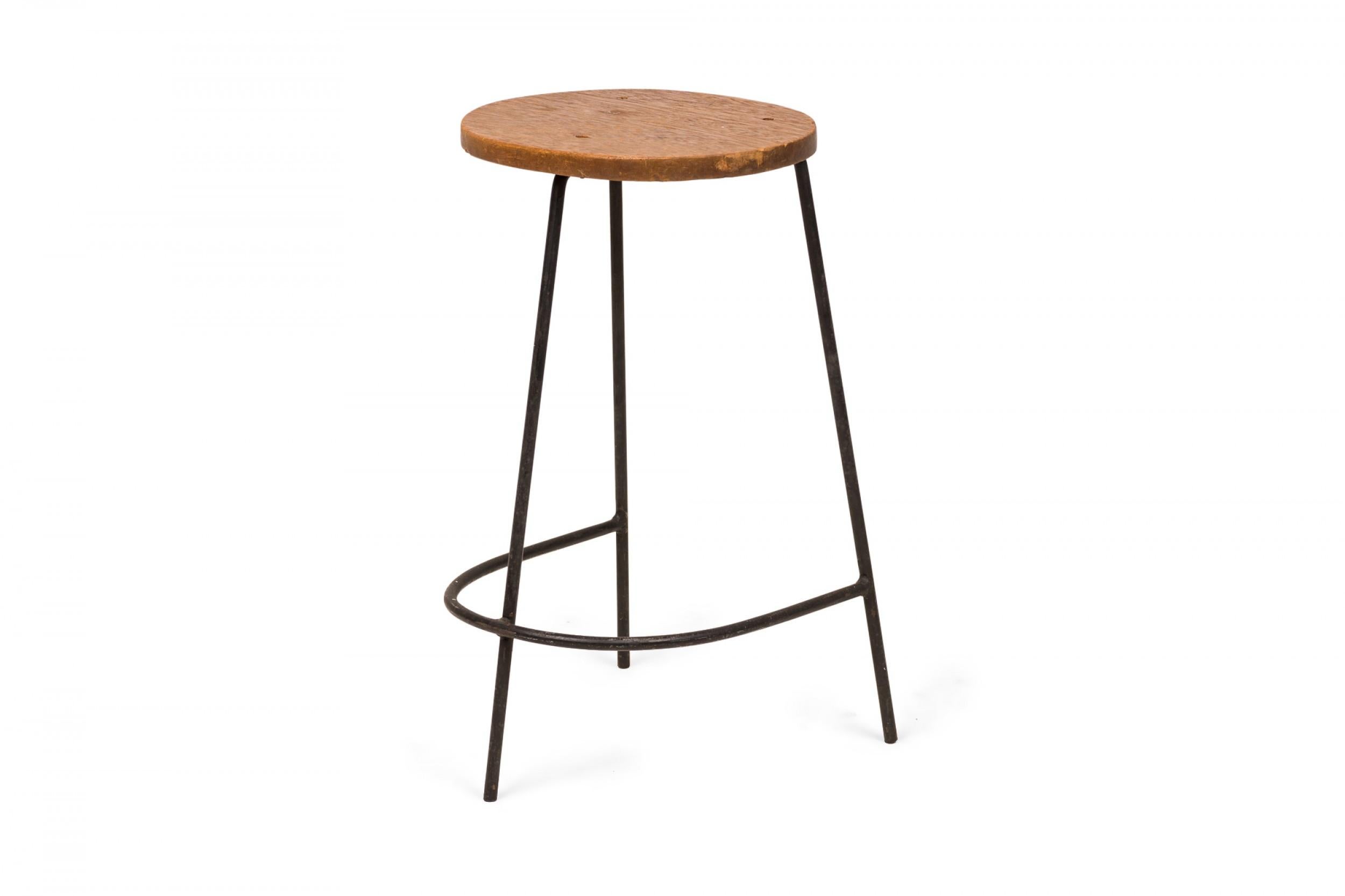 Paar Luther Conover „Horseshoe“ Hufeisen  Metall & Wood Counter Hocker (Moderne der Mitte des Jahrhunderts) im Angebot