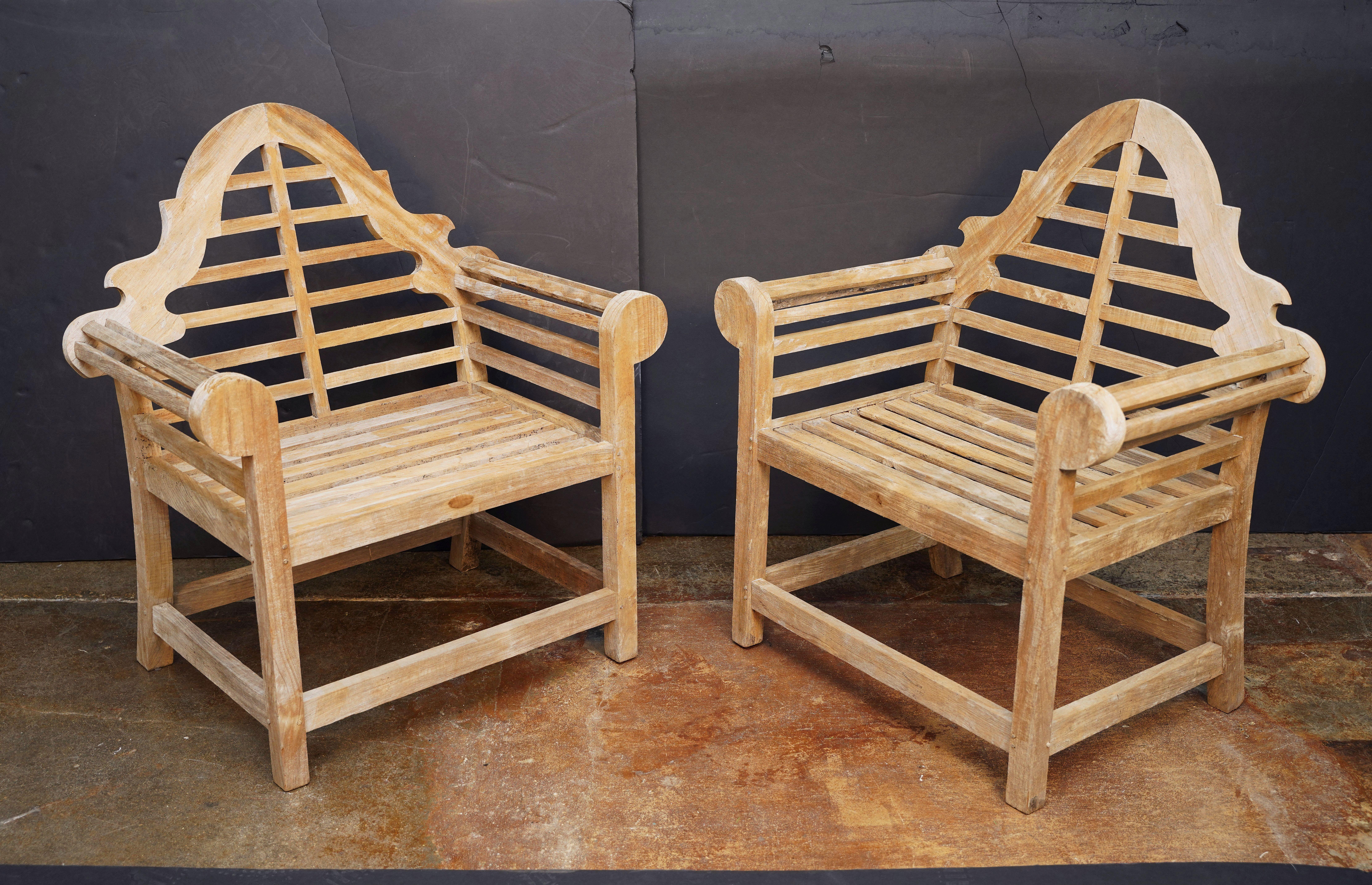 Inglese Coppia di sedie da giardino in stile Lutyens in teak 