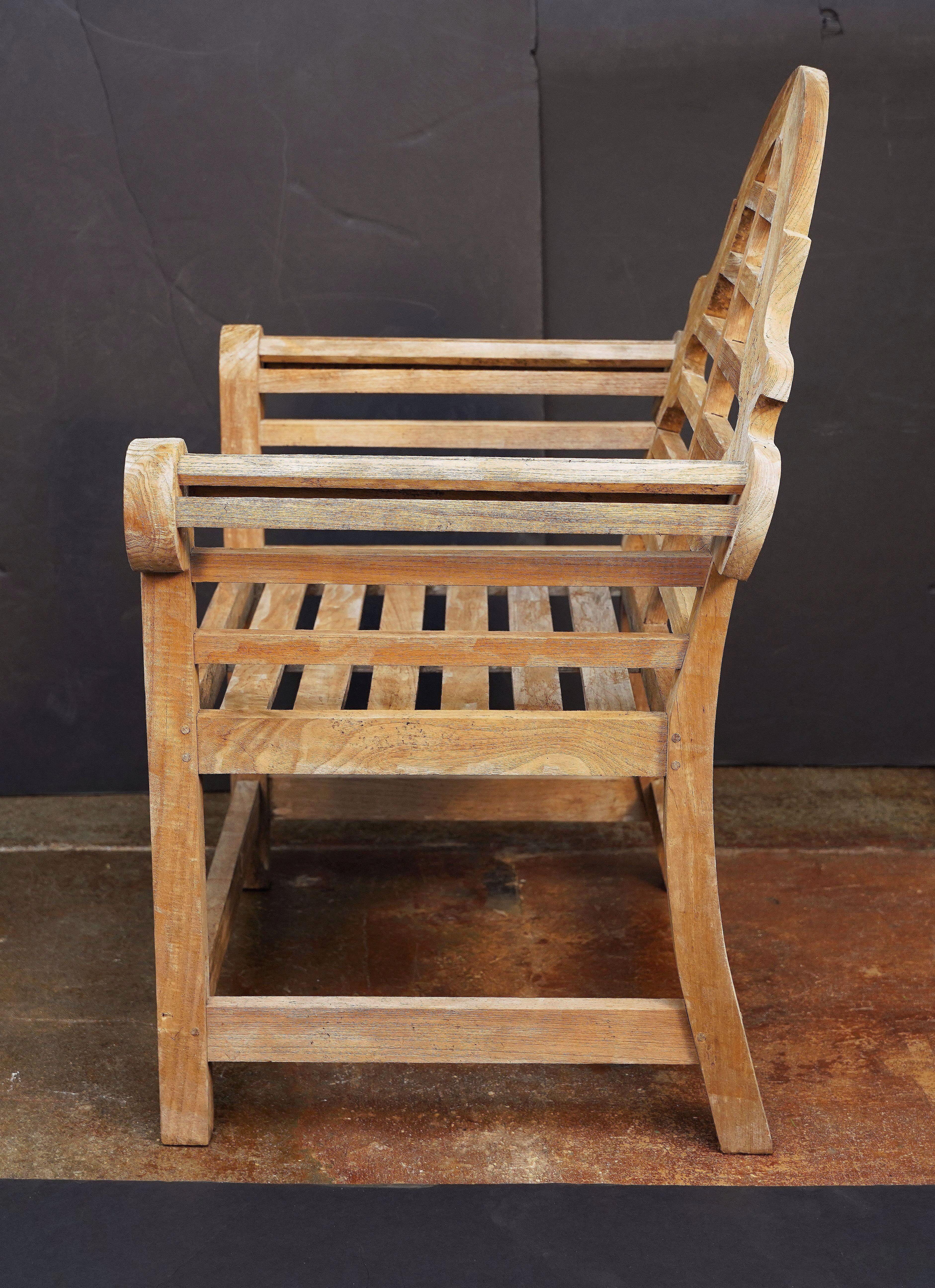 XX secolo Coppia di sedie da giardino in stile Lutyens in teak 