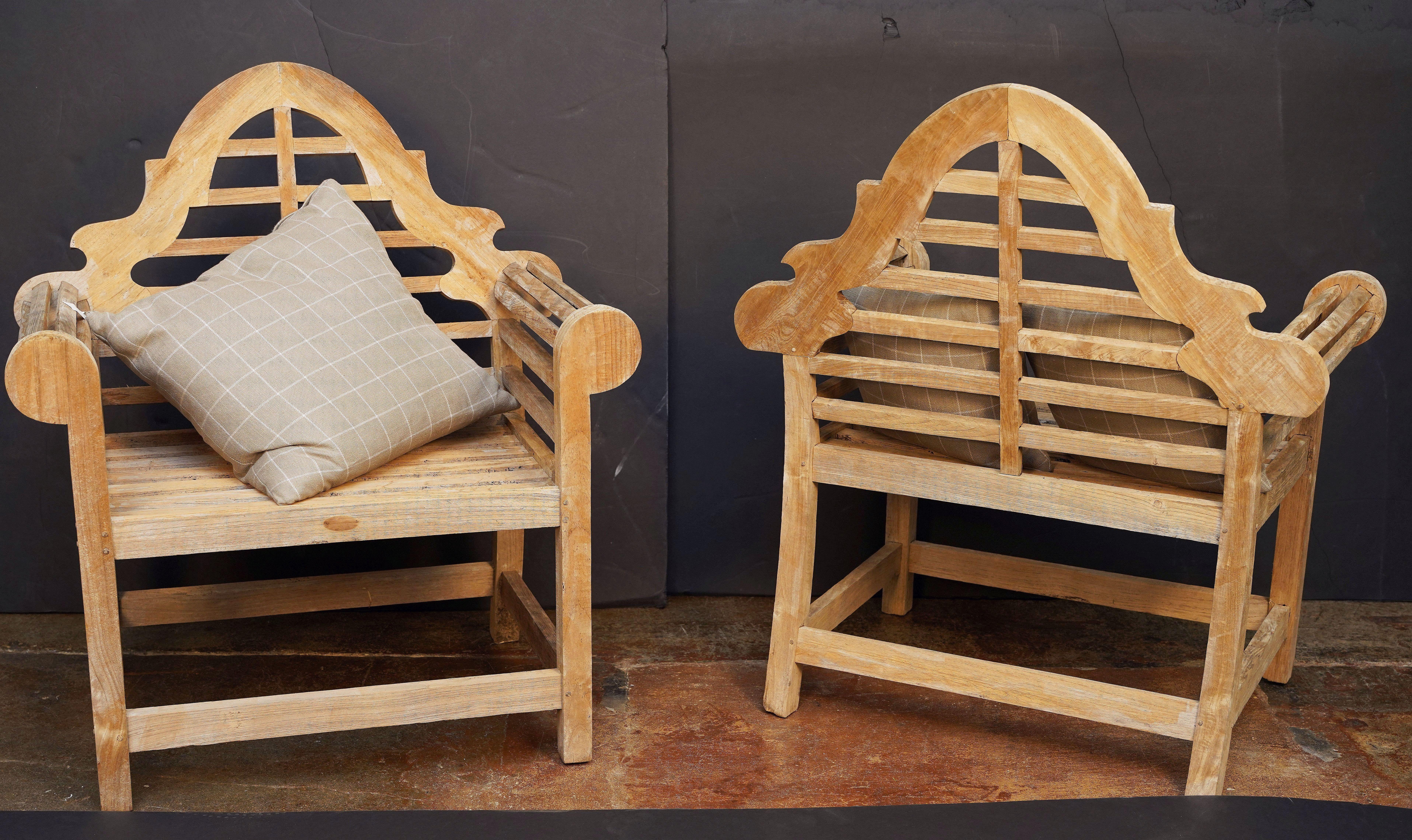 Coppia di sedie da giardino in stile Lutyens in teak 