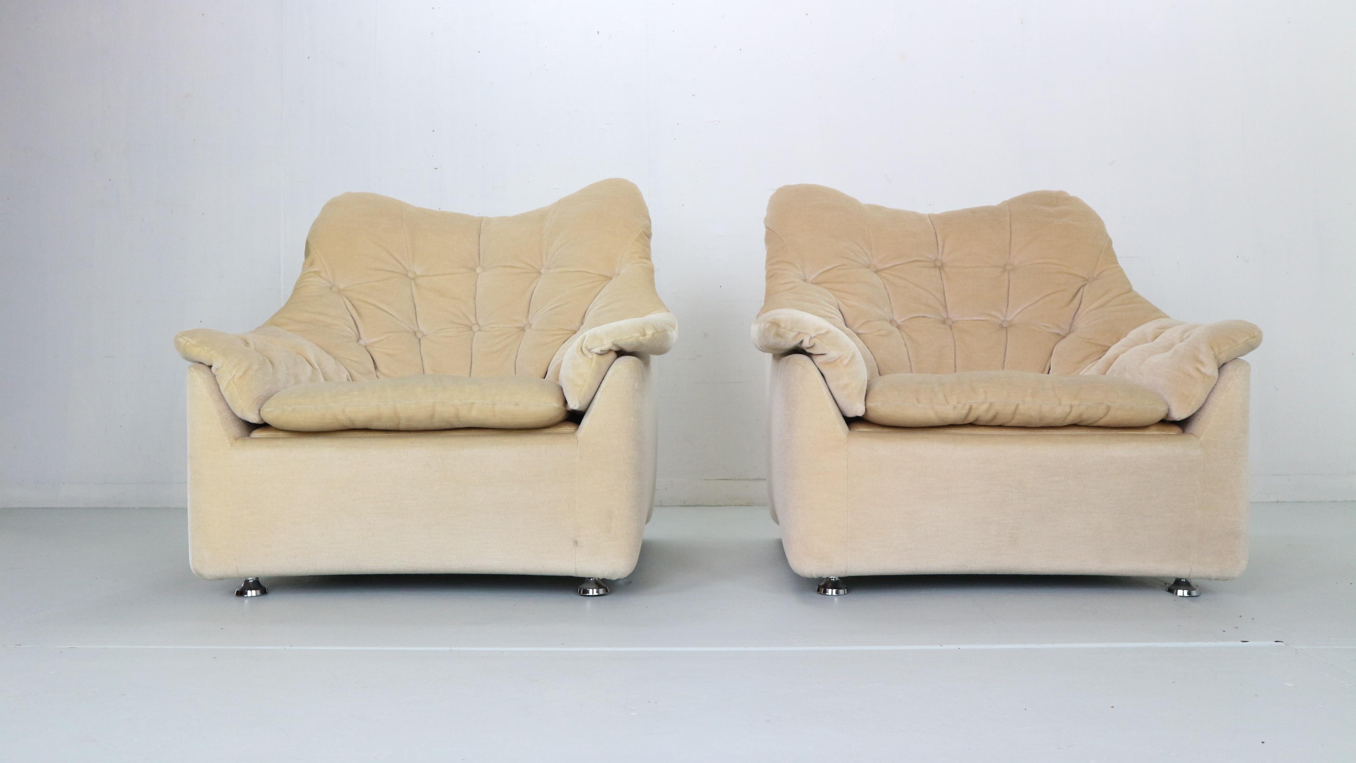 Pair of Lux Art Deco Lounge Chairs in Mohair, 1950's In Good Condition In The Hague, NL