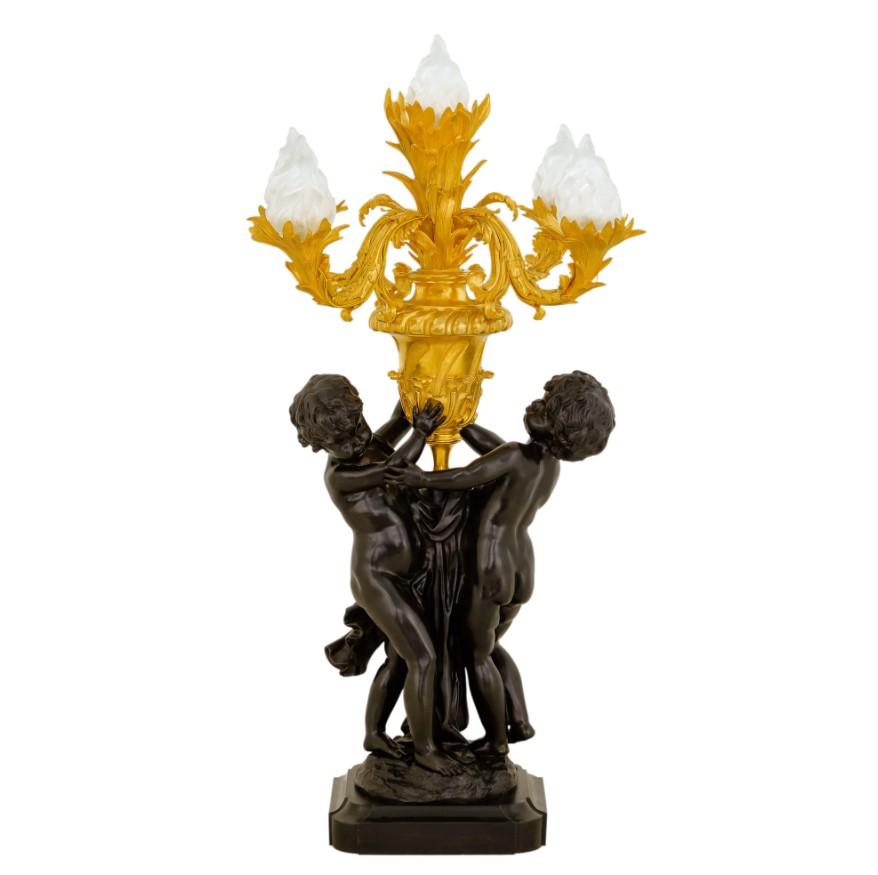 Néoclassique Paire de luxueux candélabres à torchères plaqués or 24K en vente