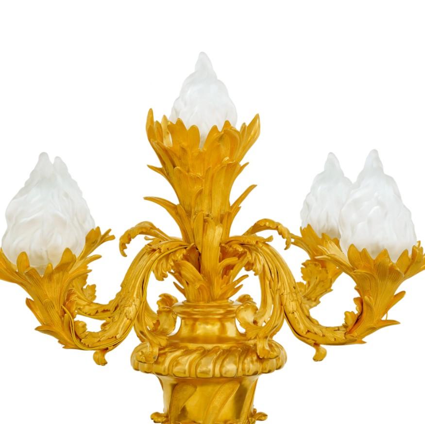 Paire de luxueux candélabres à torchères plaqués or 24K en vente 1