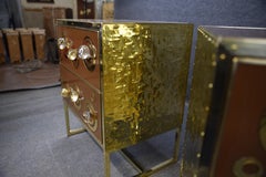 Pareja de lujosas mesillas de noche marrones con cristal de Murano y latón Disponible, 2018