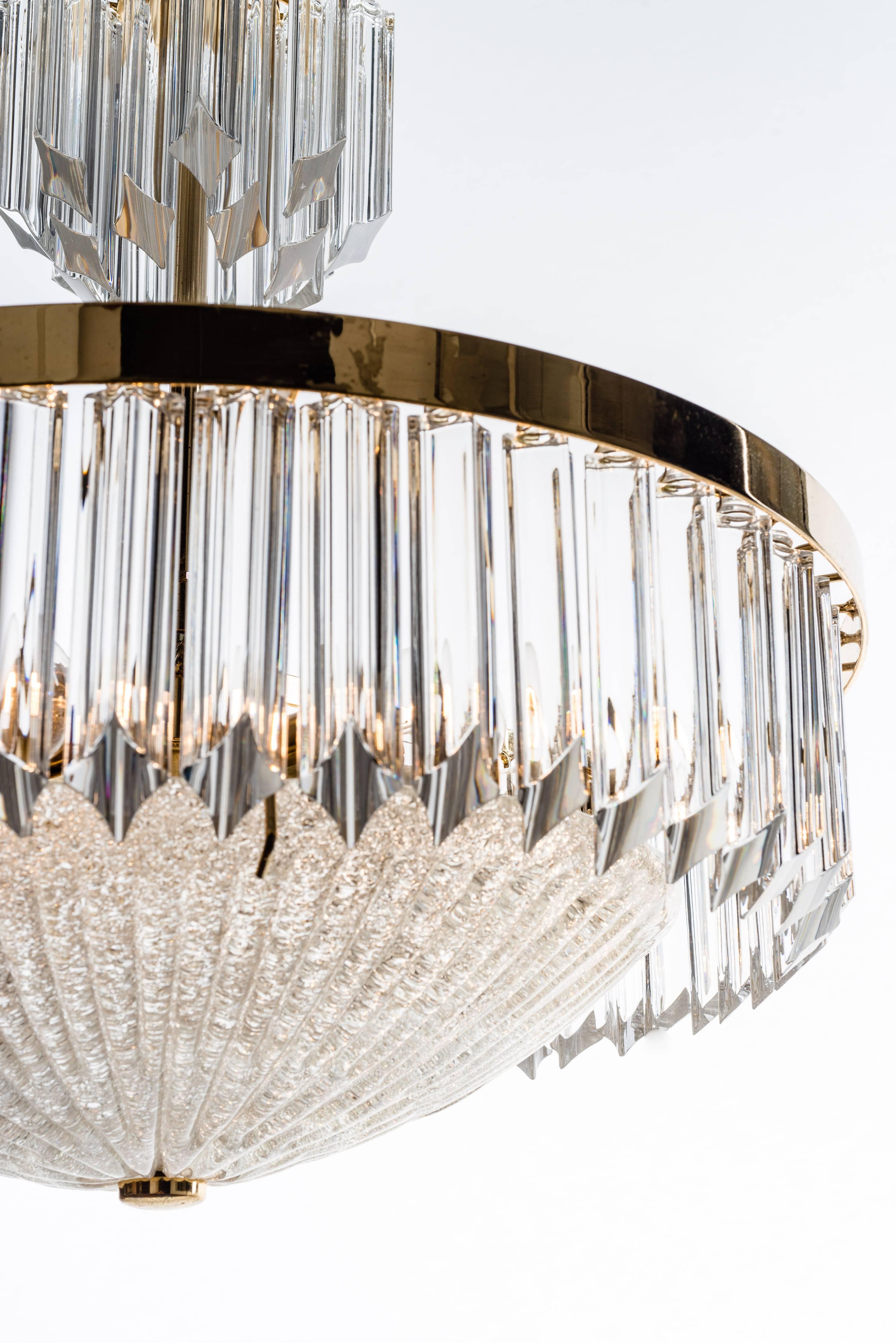 Elegant chandelier in Murano glass in the style of Venini. 