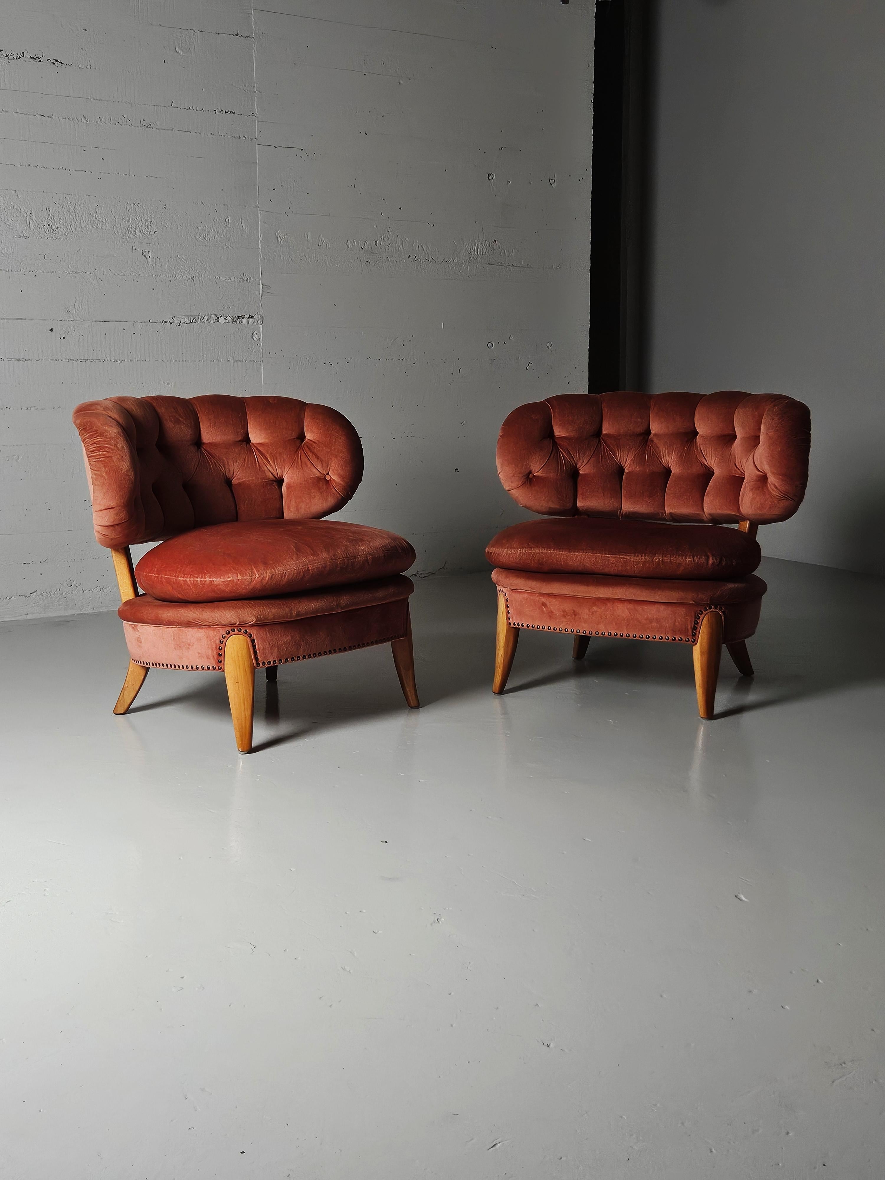 Bellissime sedie da salotto disegnate da Otto Schulz e prodotte da Boet in Svezia negli anni '40. 

Un design elegante con un generoso schienale a forma di ala. Bellissimo tessuto rosa. 