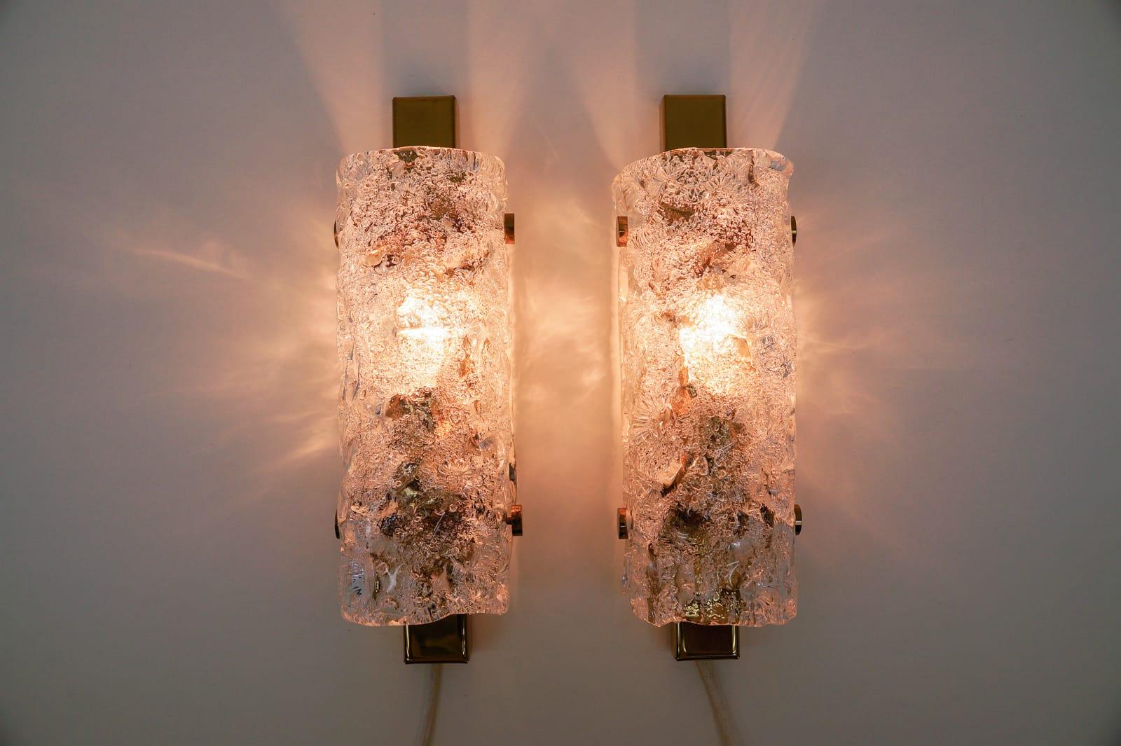 Réalisée en laiton et en verre texturé, chaque lampe nécessite 1 ampoule à vis Edison E14 / E12. Max. 40 Watt. Les lampes sont complètes, câblées, en état de marche et fonctionnent à la fois sur 110 et 230 volts.

Très bon état.

Entièrement