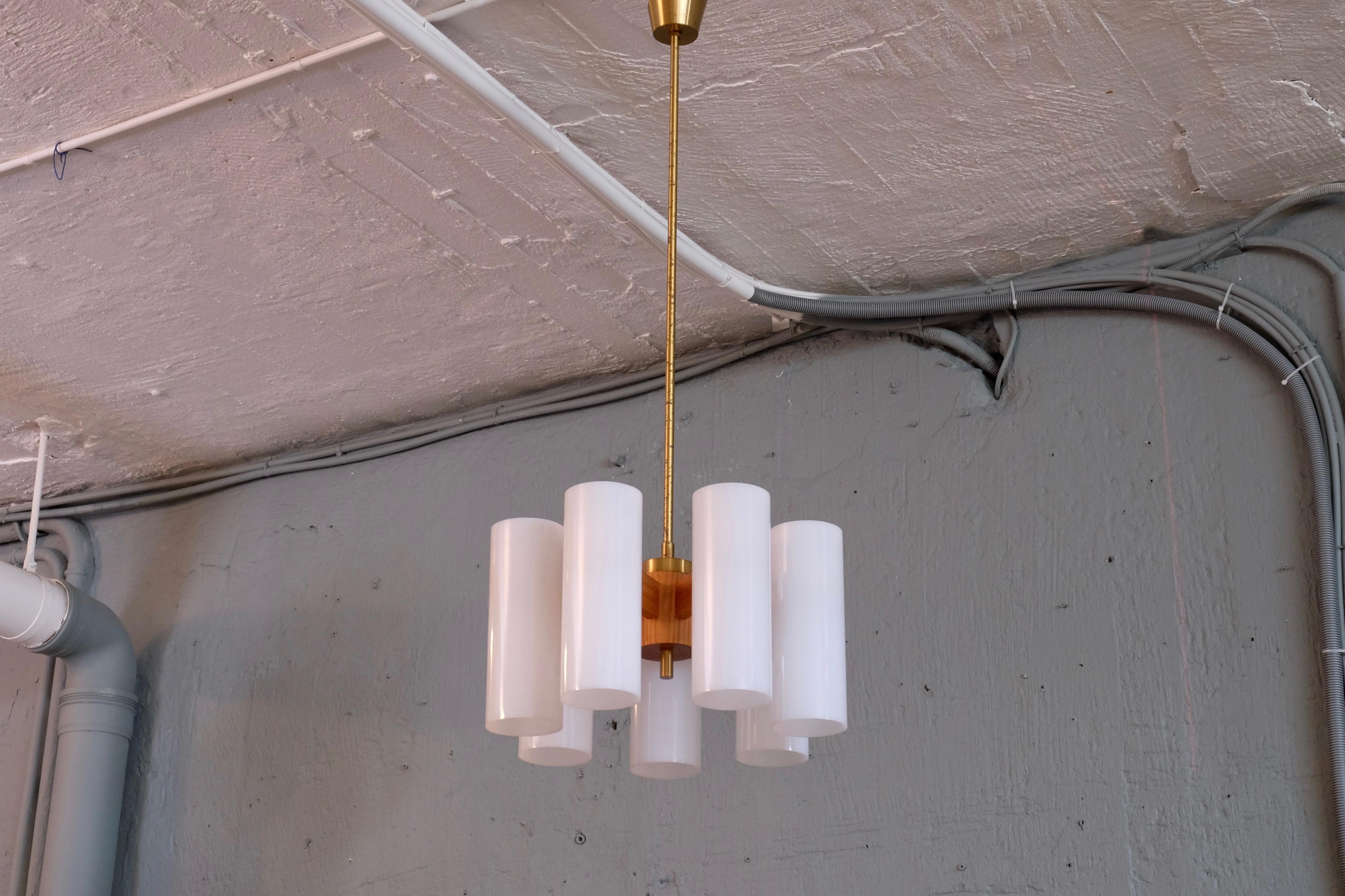 Lampadari Uno & Östen Kristiansson prodotti da Luxus. Pino massiccio, ottone lucido opaco e grandi paralumi in acrilico. L'altezza è regolabile in base alle tue preferenze.