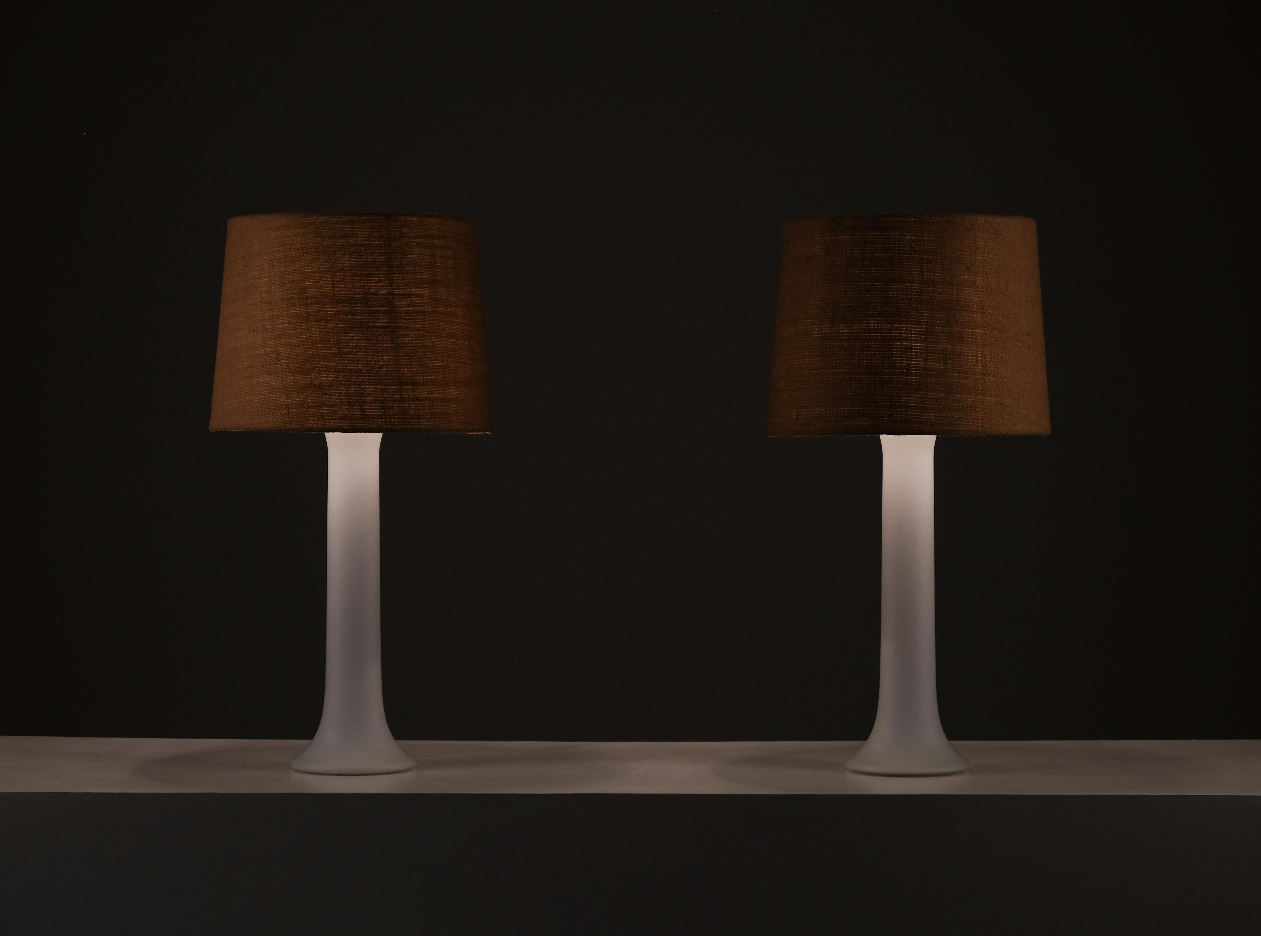 Paire de lampes de table en verre conçues par Design/One & Östen Kristiansson, fabriquées par Luxus, Suède, années 1970. Très bon état.
