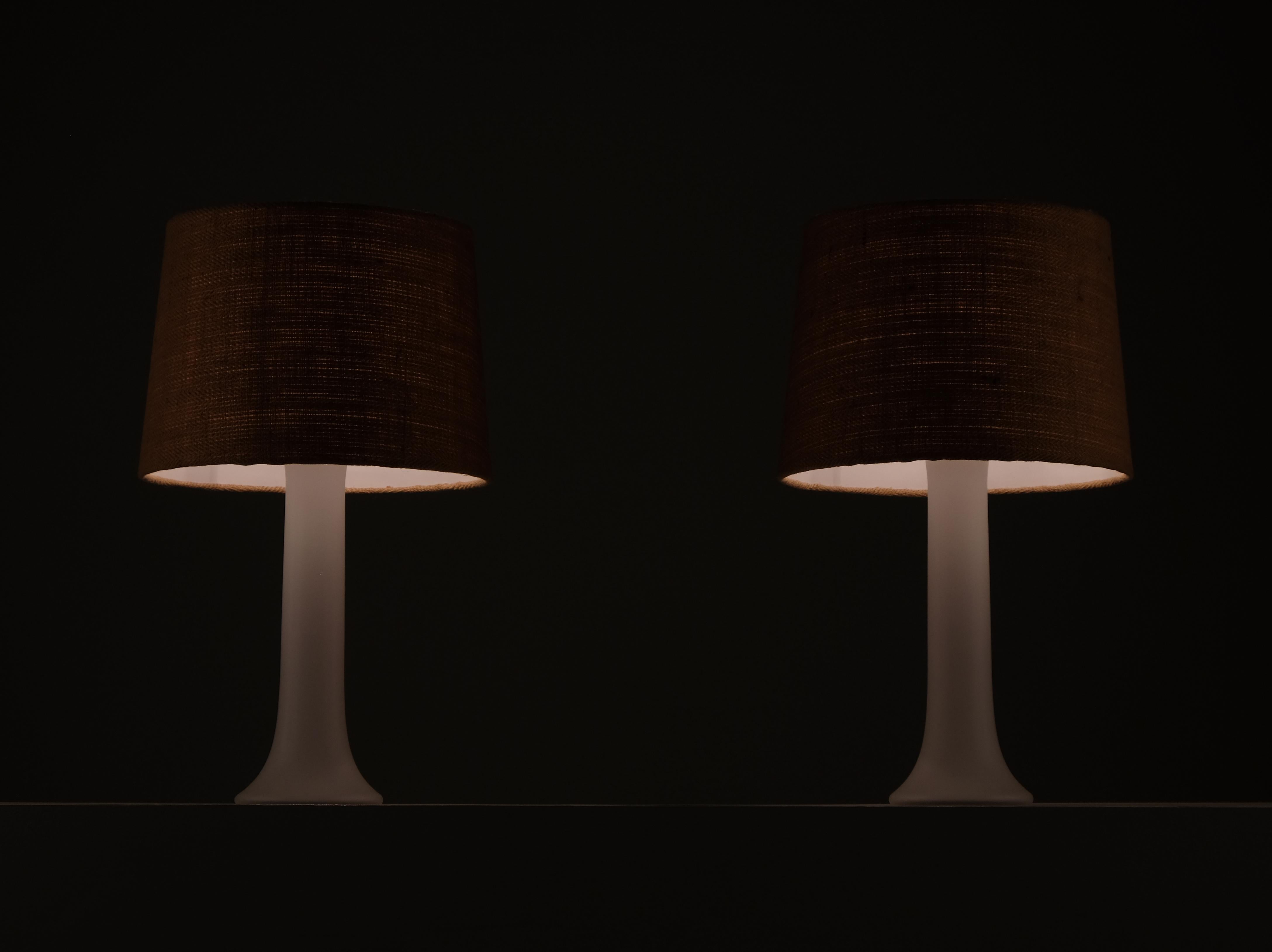 Paire de lampes de table en verre conçues par Design/One & Östen Kristiansson, fabriquées par Luxus, Suède, années 1970. Très bon état.
3 pièces disponibles. 