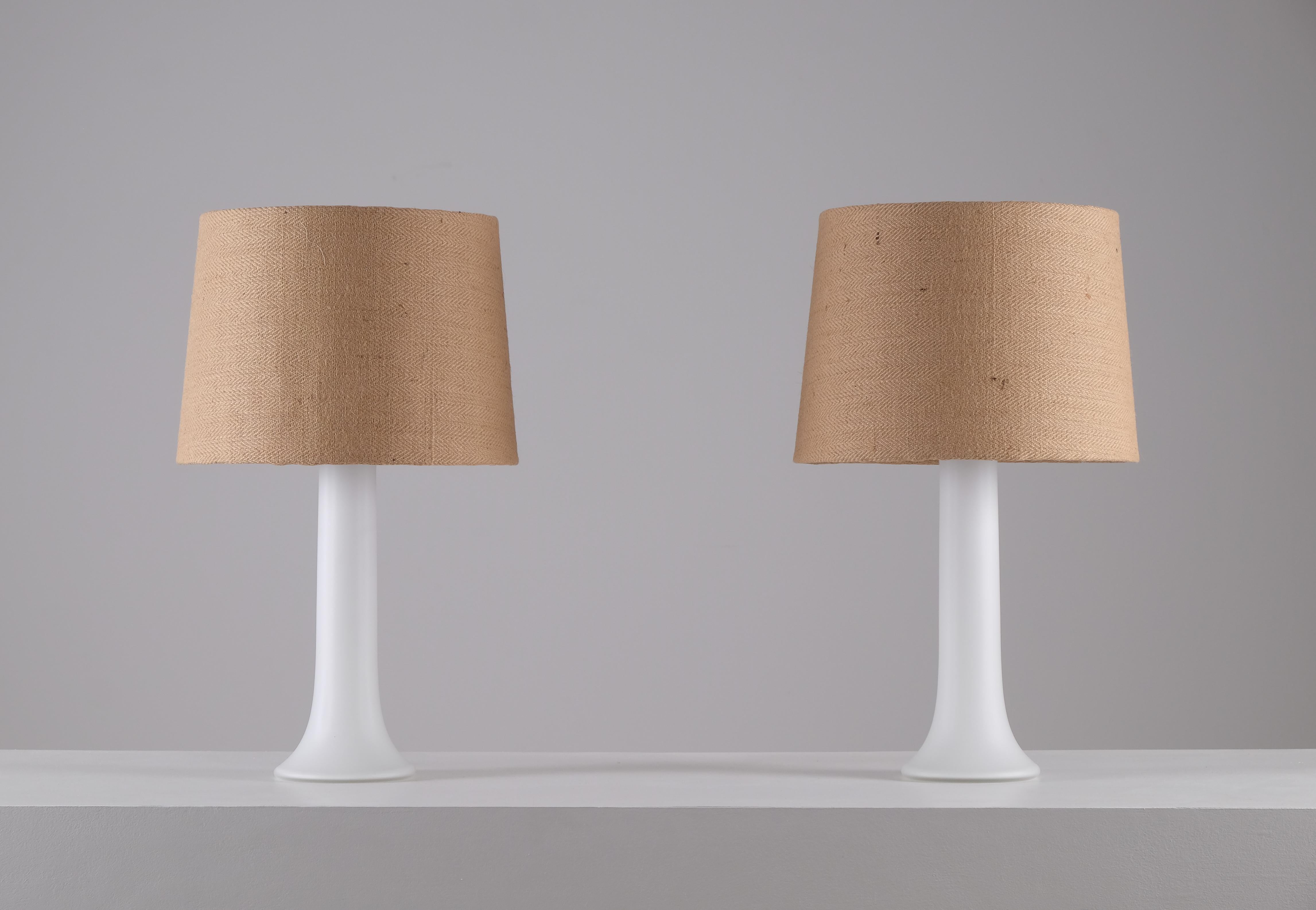 Verre Paire de lampes de bureau Luxus en verre, Suède, années 1970 en vente