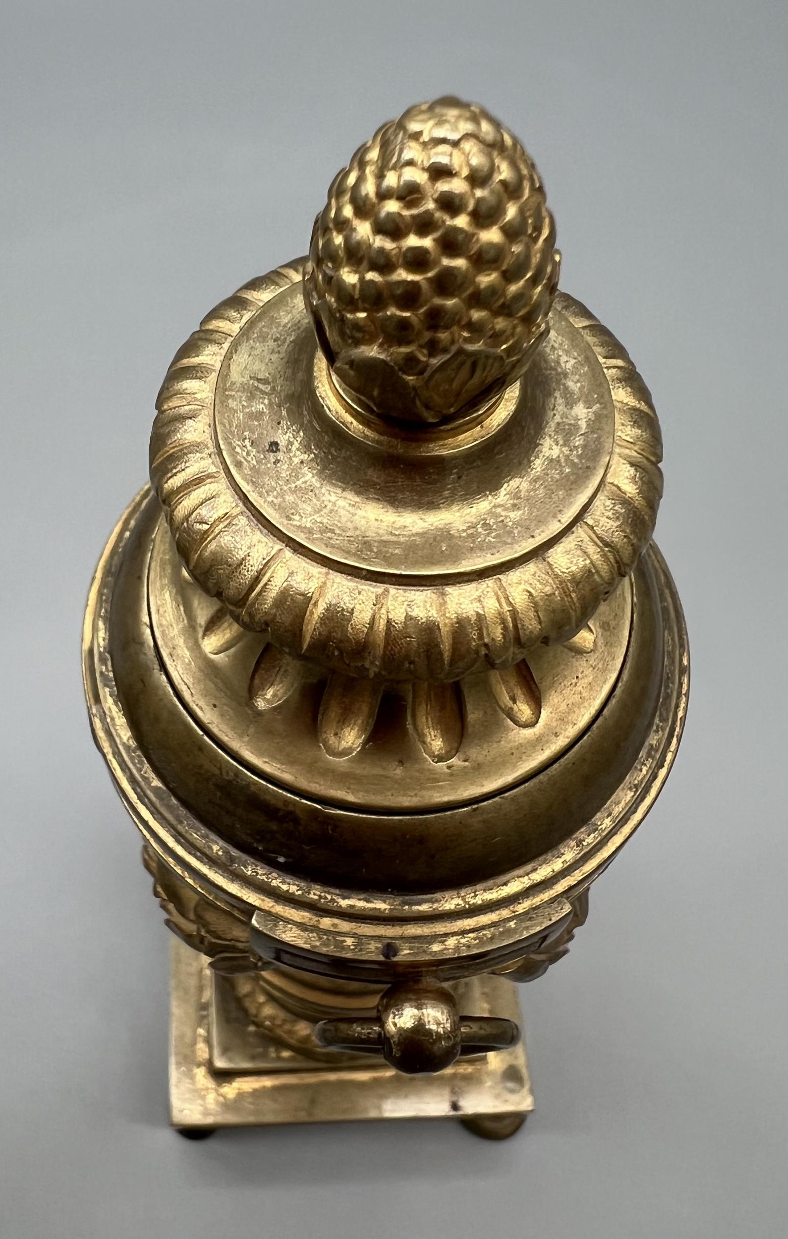Inizio XIX secolo Coppia di candelieri-cassette LXVI, Francia, circa 1800 in vendita