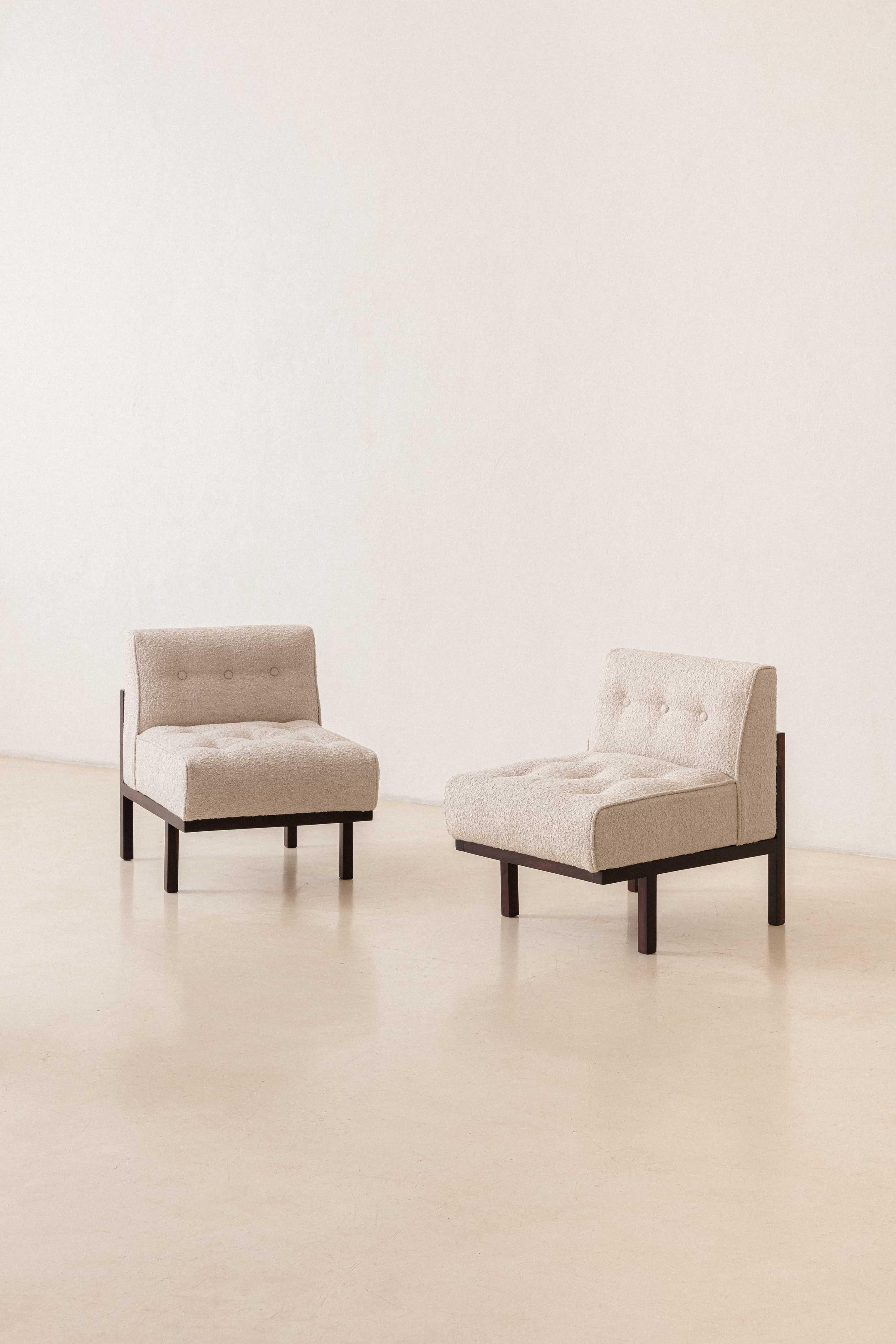 The M1 armchair was designed in 1953 by Carlos Milan and produced by Branco & Preto, an architecture and design firm that opened in 1952 in São Paulo.

Branco & Preto was one of Brazil's forerunners of interior architecture and modern furniture.