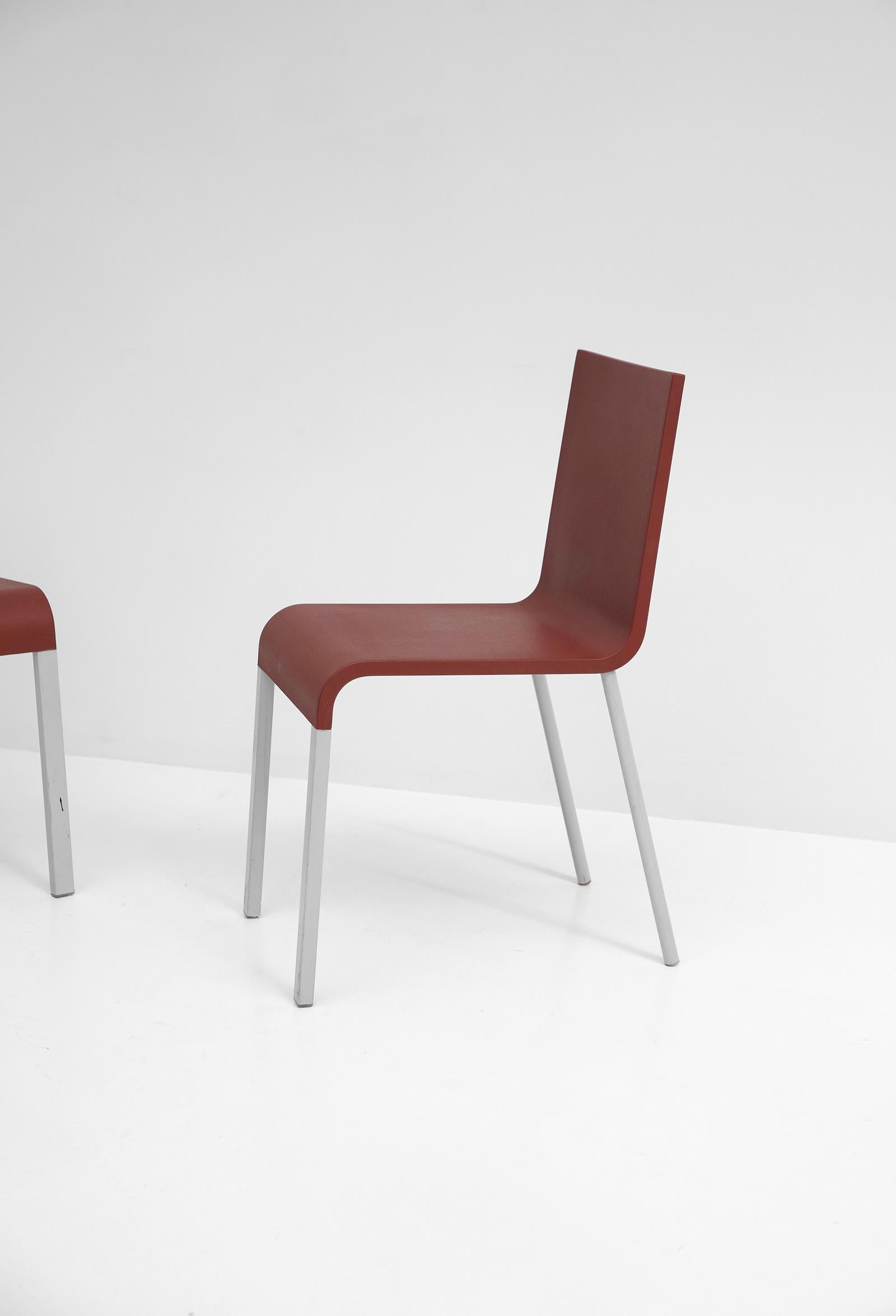 Moderno Coppia di sedie Maarten van Severen .03 Vitra in rosso vino in vendita