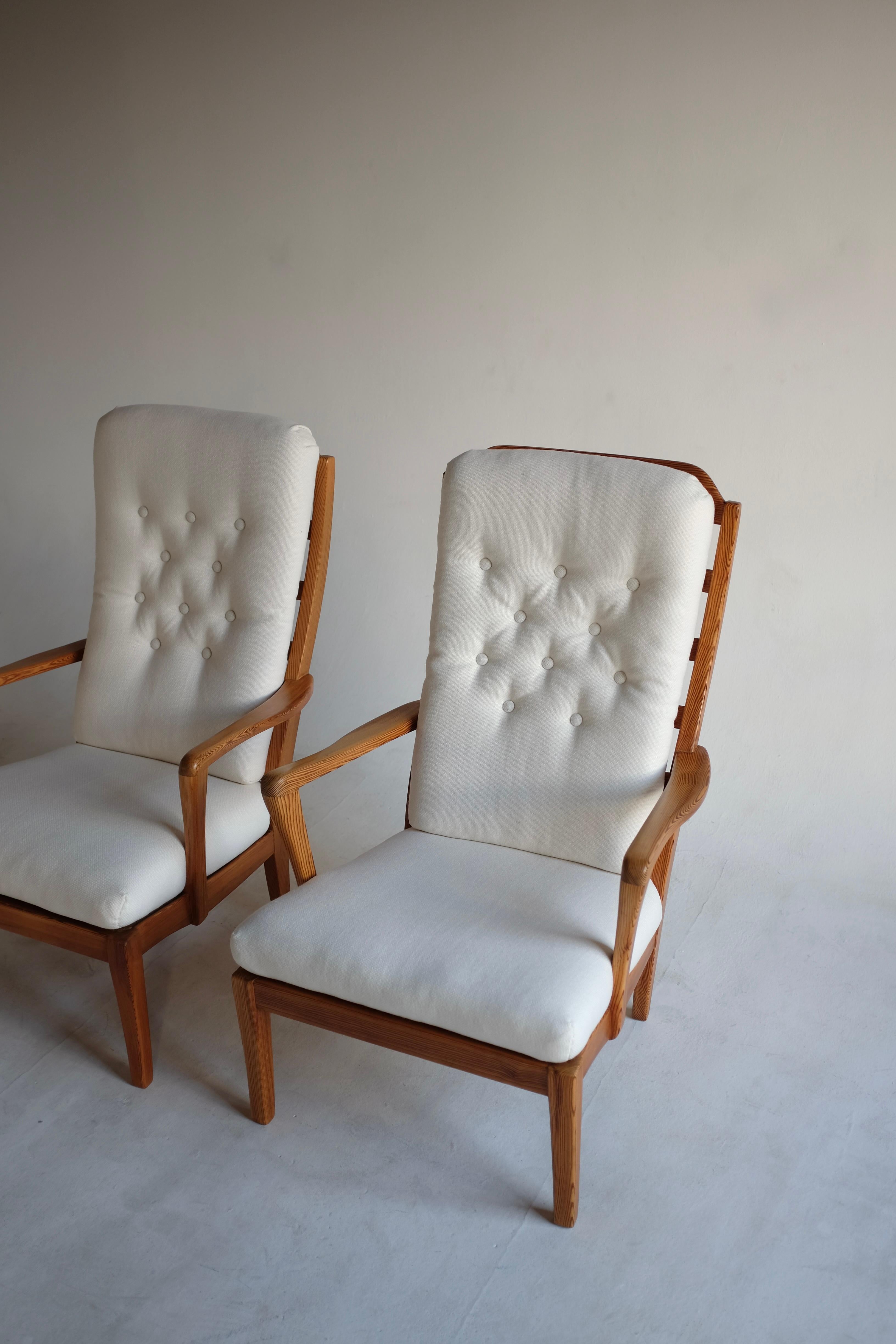 Pair of 1950s High Back chair in model Mabulator by Swedish designer Carl Malmsten. Elegant pine frame with a ladder back and newly upholstered cushions in white Maharam wool fabric Firma. Gently restored with the designers initials engrvaed on each